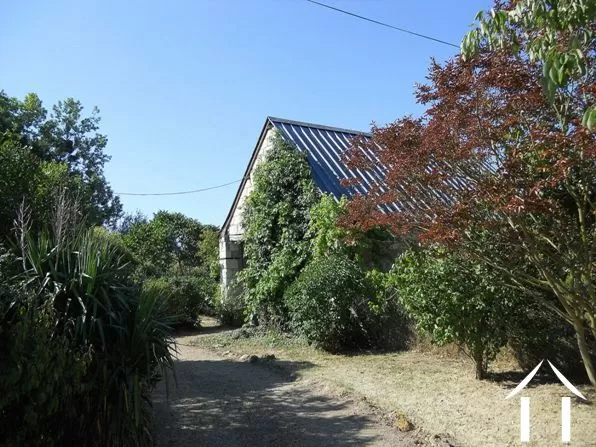 The barn, which is constructed of tuffeau limestone and provides approx 50m2 of covered space.