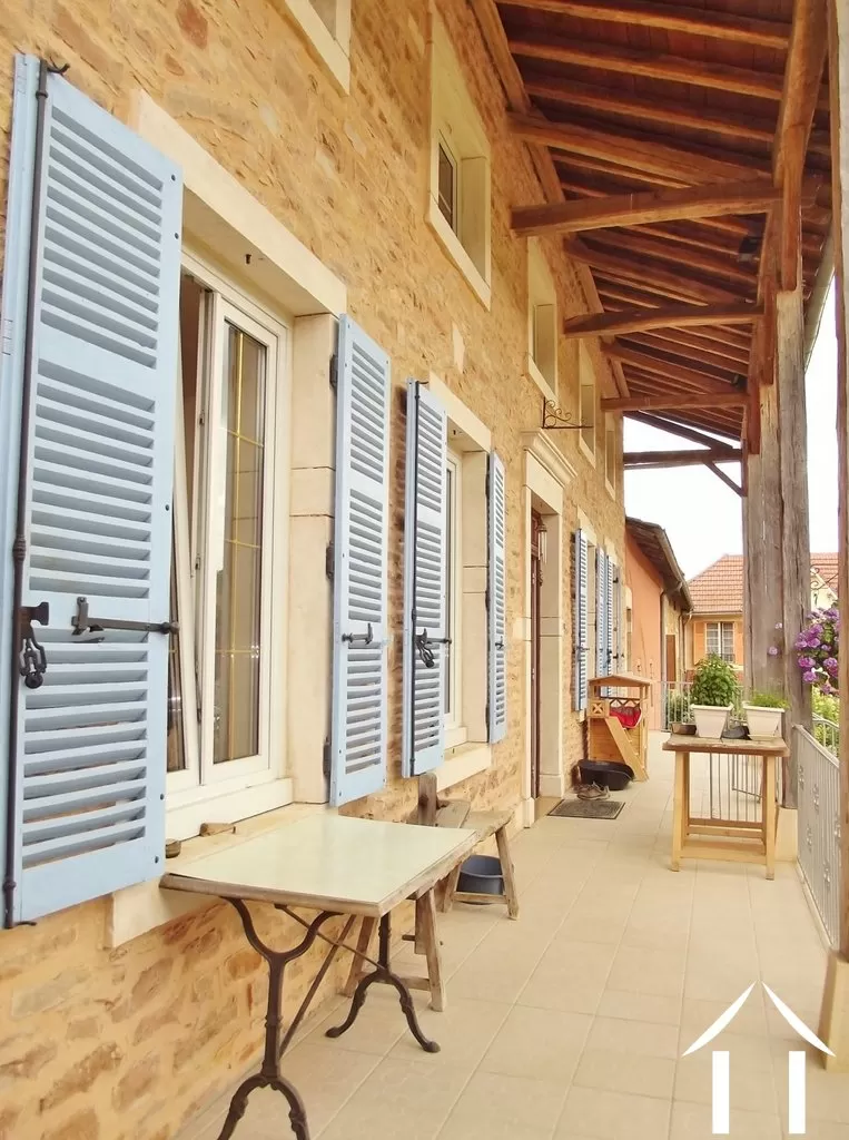 coverd Clunysois balcony