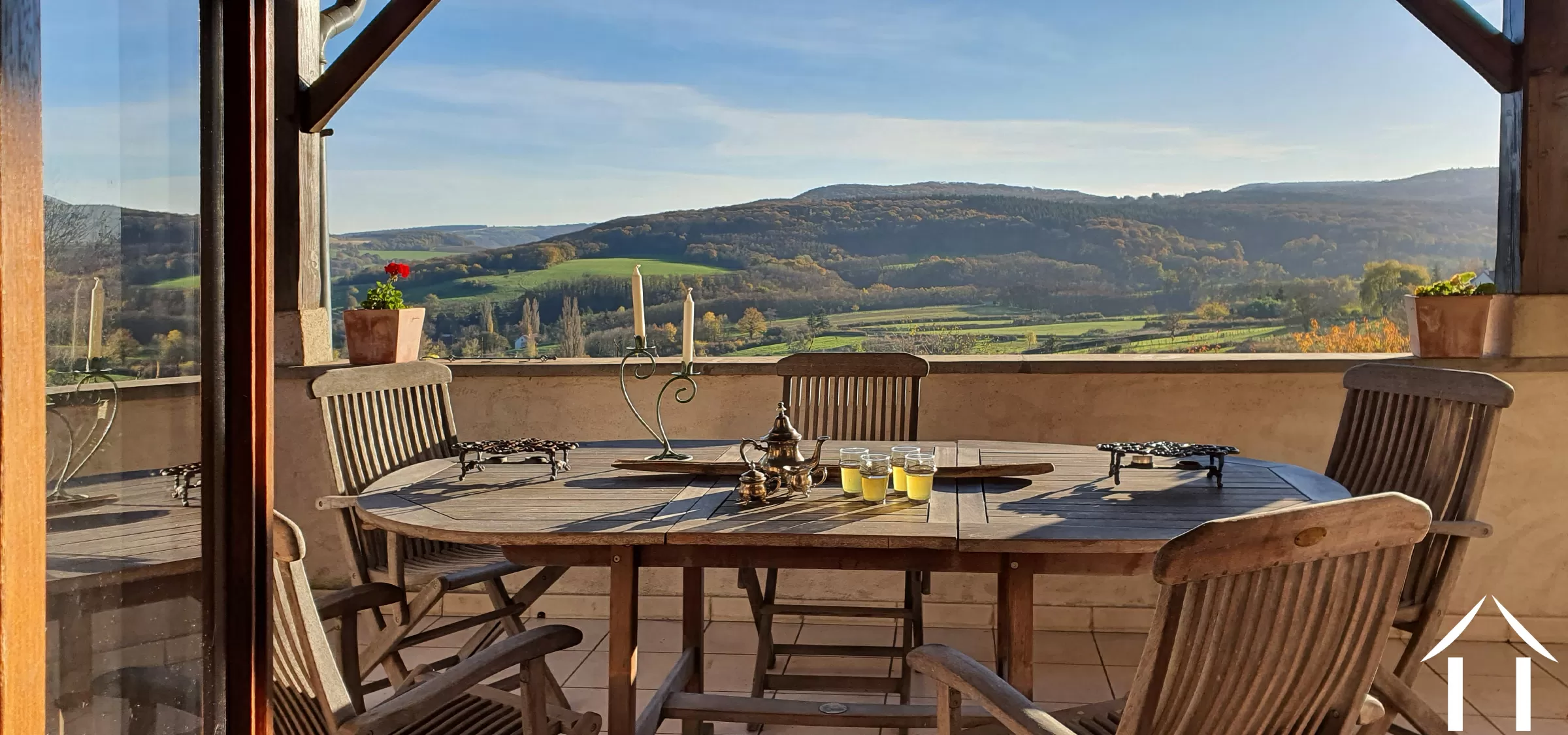 Vue exceptionnelle depuis la terrasse couverte