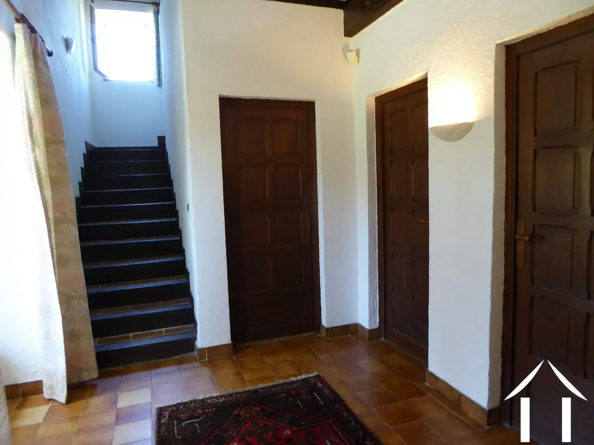 geräumige Halle mit Steintreppe