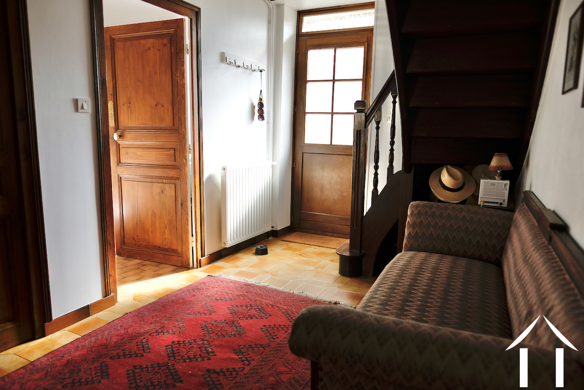 Eingangshalle, l. Badezimmer, r. Treppe zum Obergeschoss