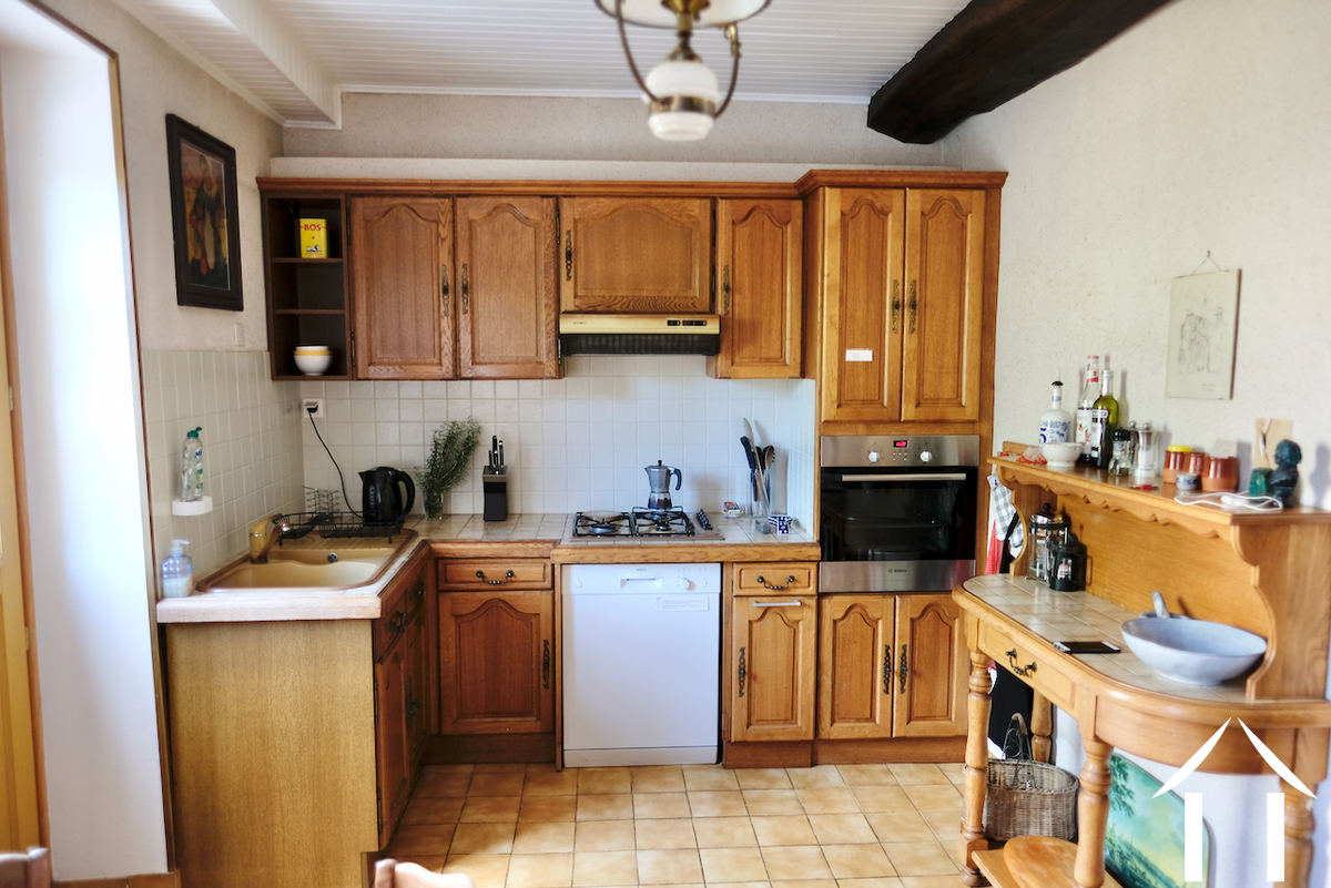 Möblierte und ausgestattete Küche