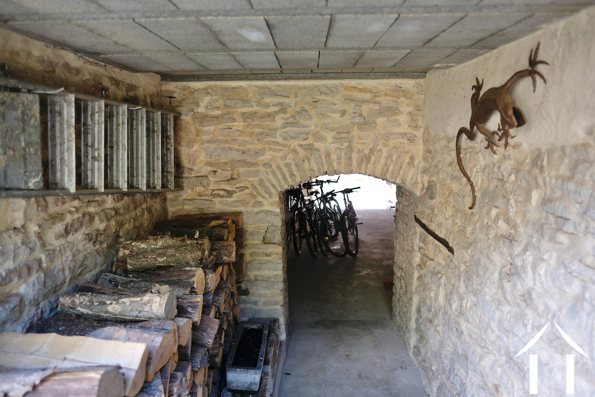 Der Scheiterhaufen und im Hintergrund die Garage