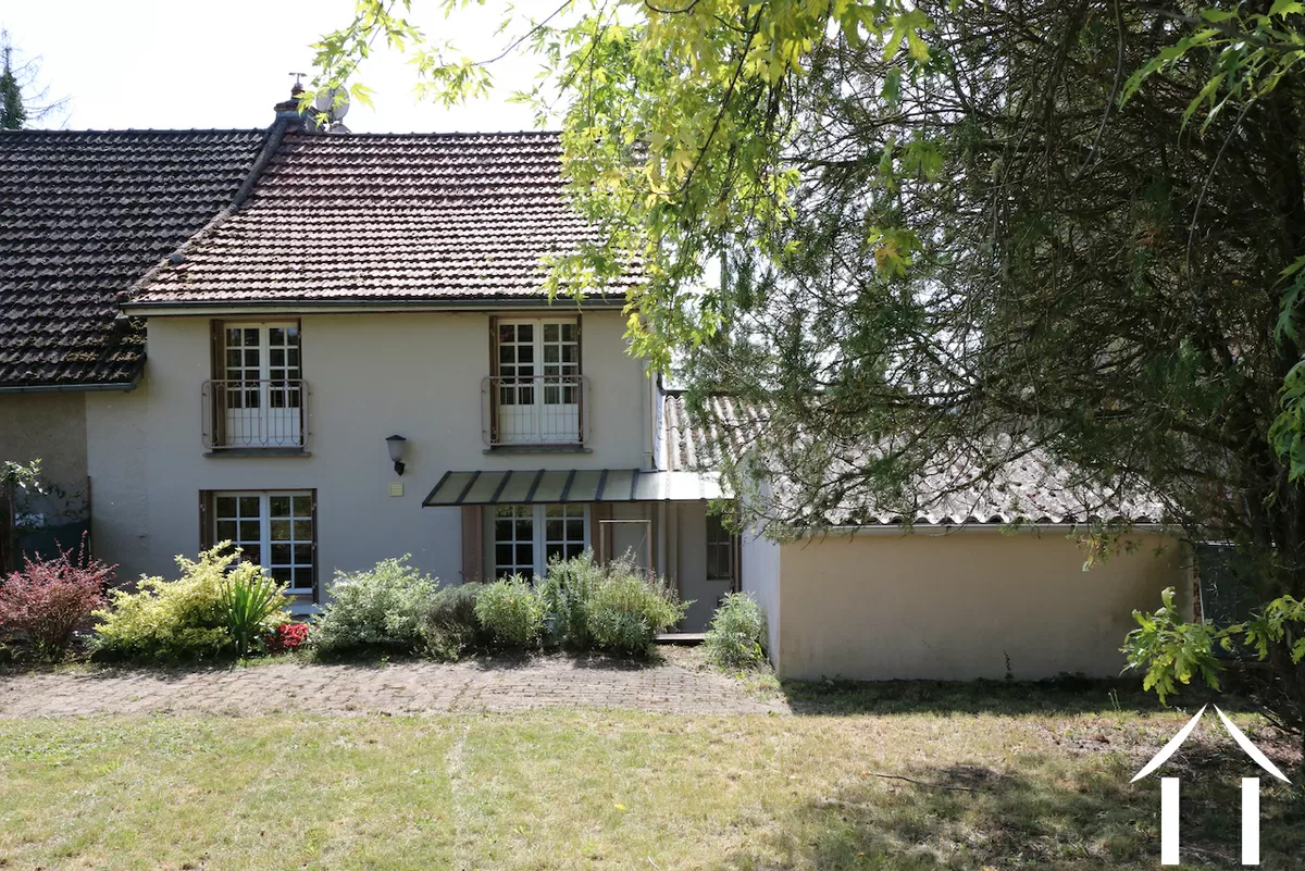 Haus vom umzäunten Garten aus gesehen