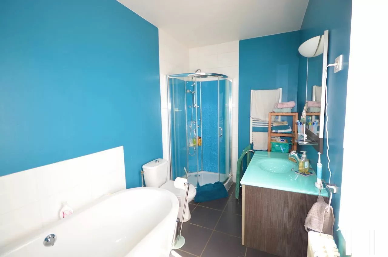 salle de bain et douche et WC etage