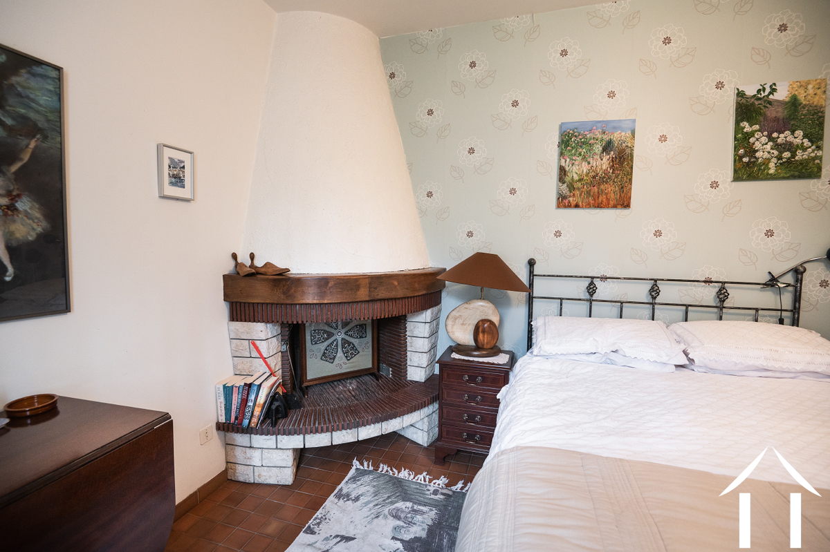 1er étage, la chambre n° 3 possède une cheminée non utilisée