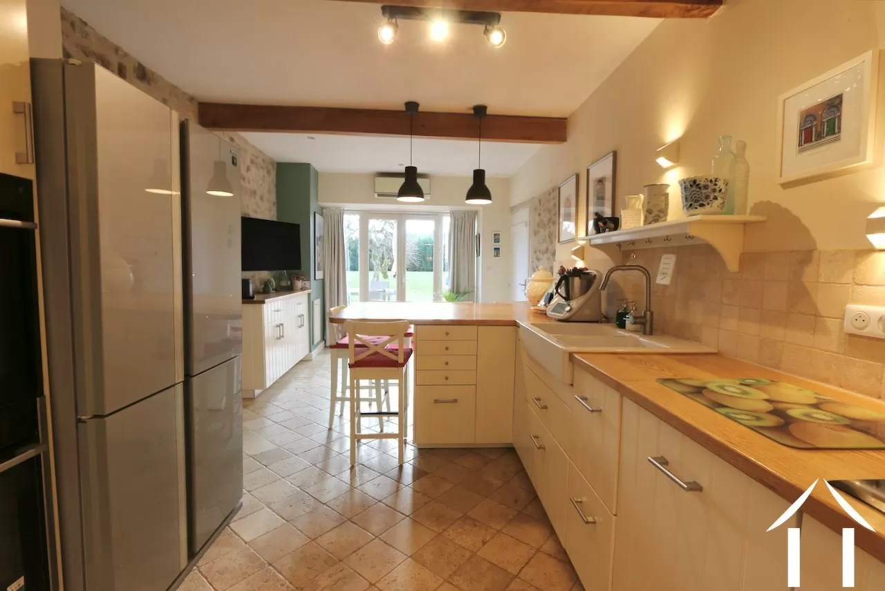 Küche mit Blick in den Garten