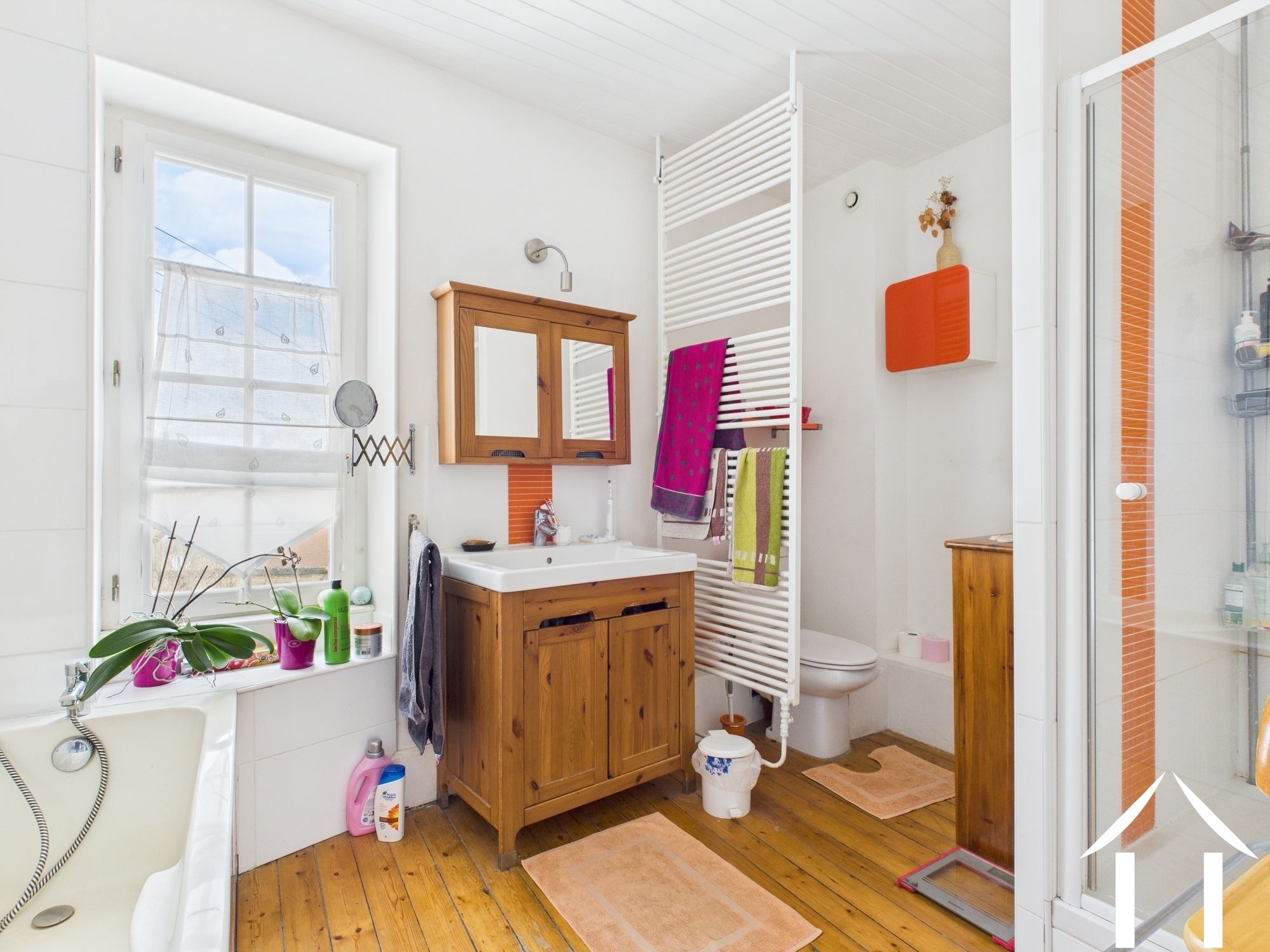 Badezimmer der Stufe 1 mit Dusche, Badewanne und Toilette