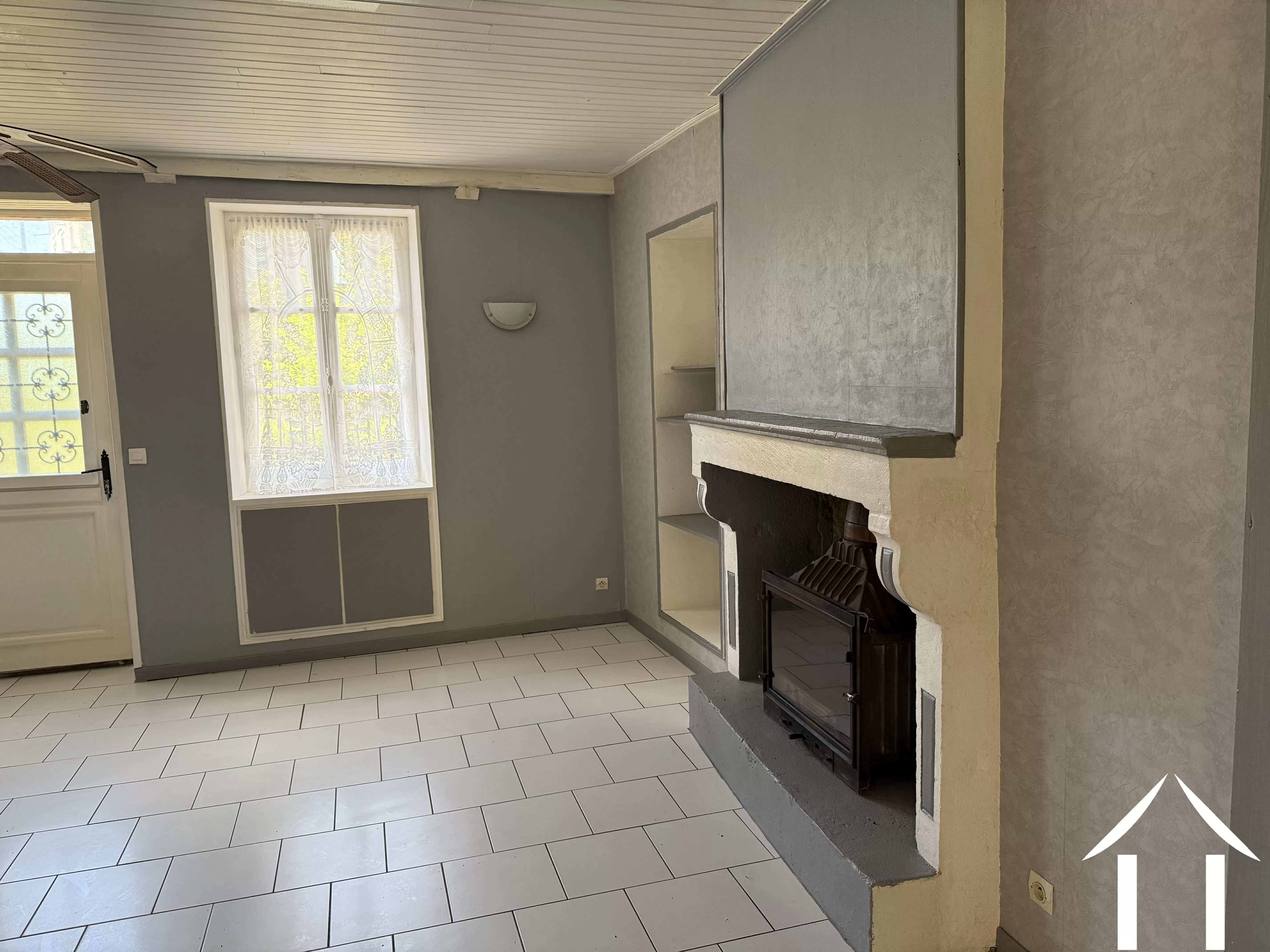 Kamin im vorderen Wohnzimmer