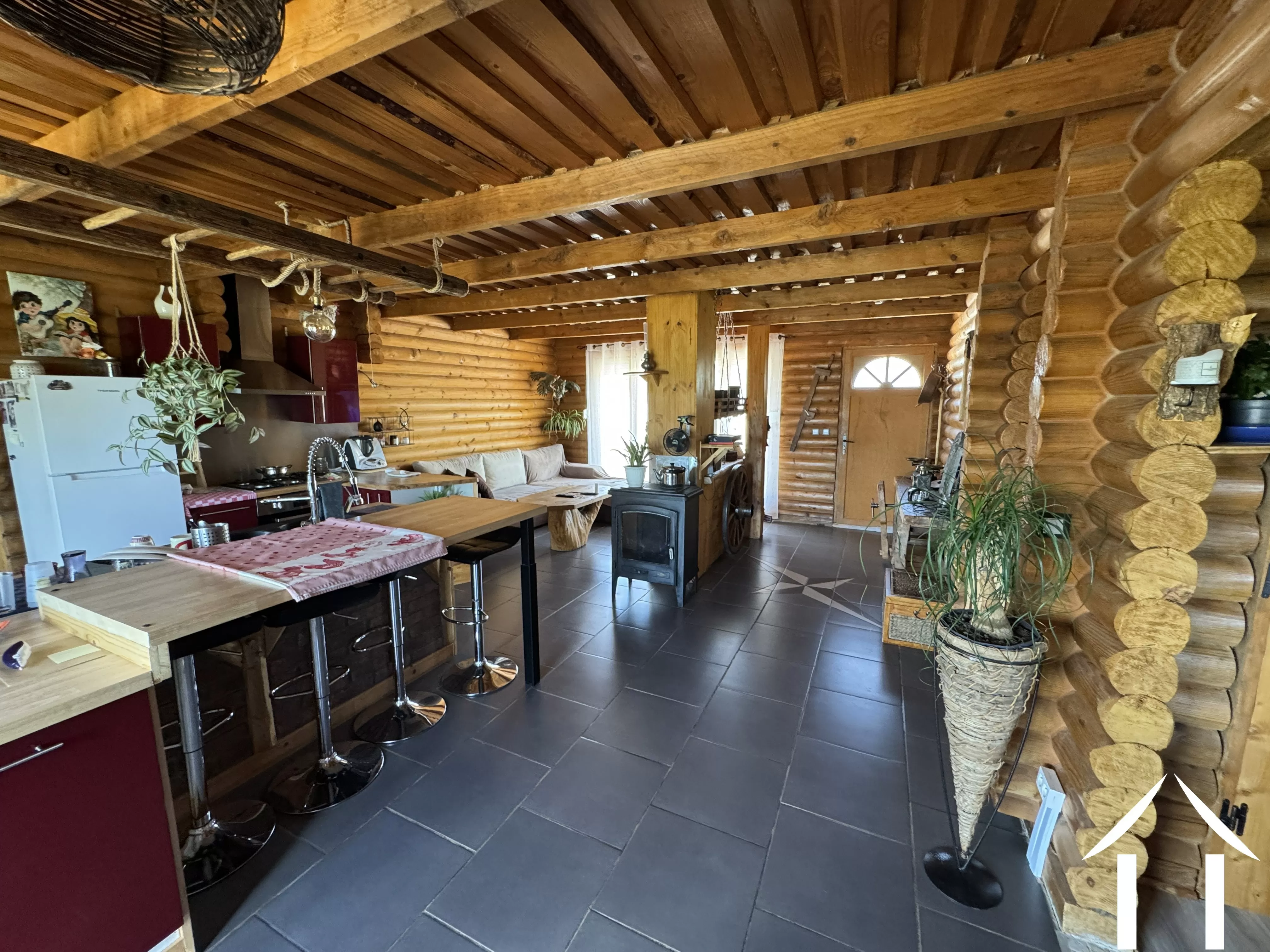 Piece à vie avec cuisine à l`americaine