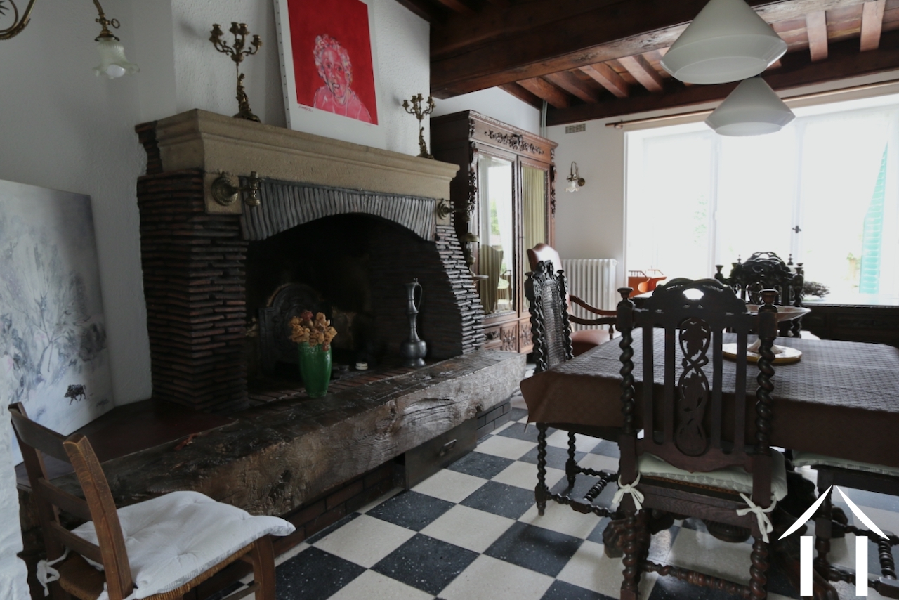 Haus 1: Wohnzimmer mit Kamin und großen Französisch Türen