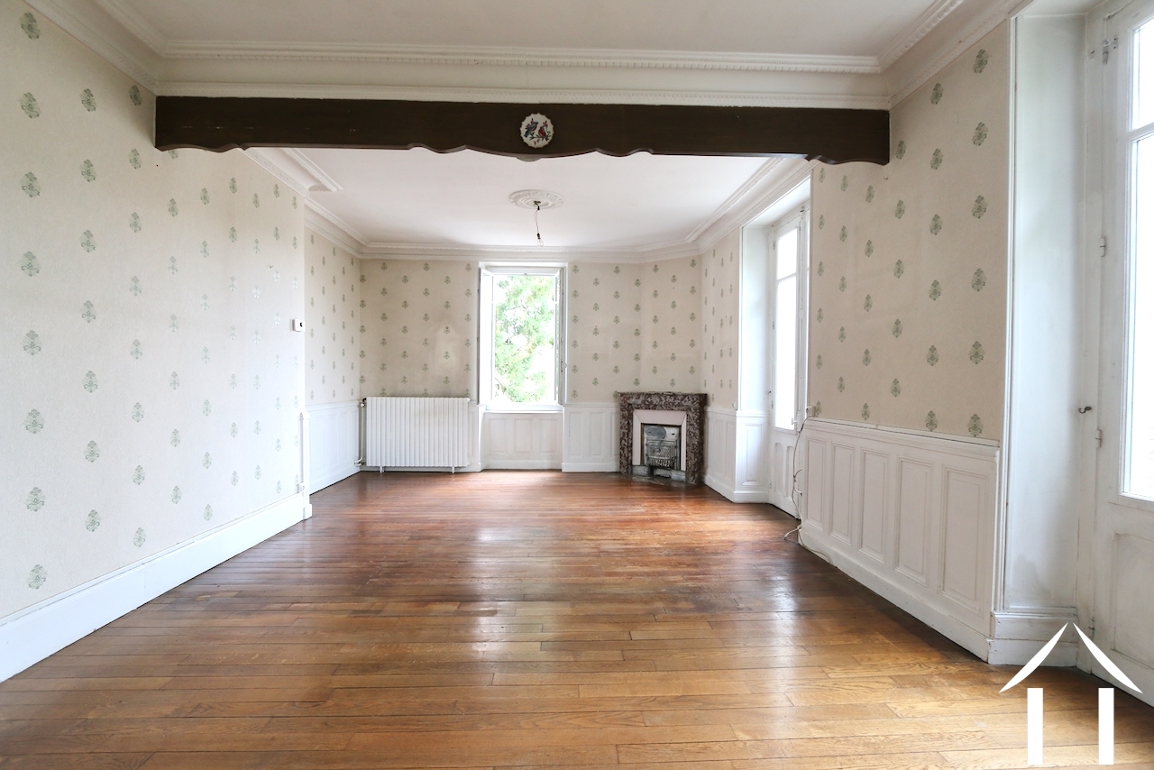 Großes Wohnzimmer mit Balkon