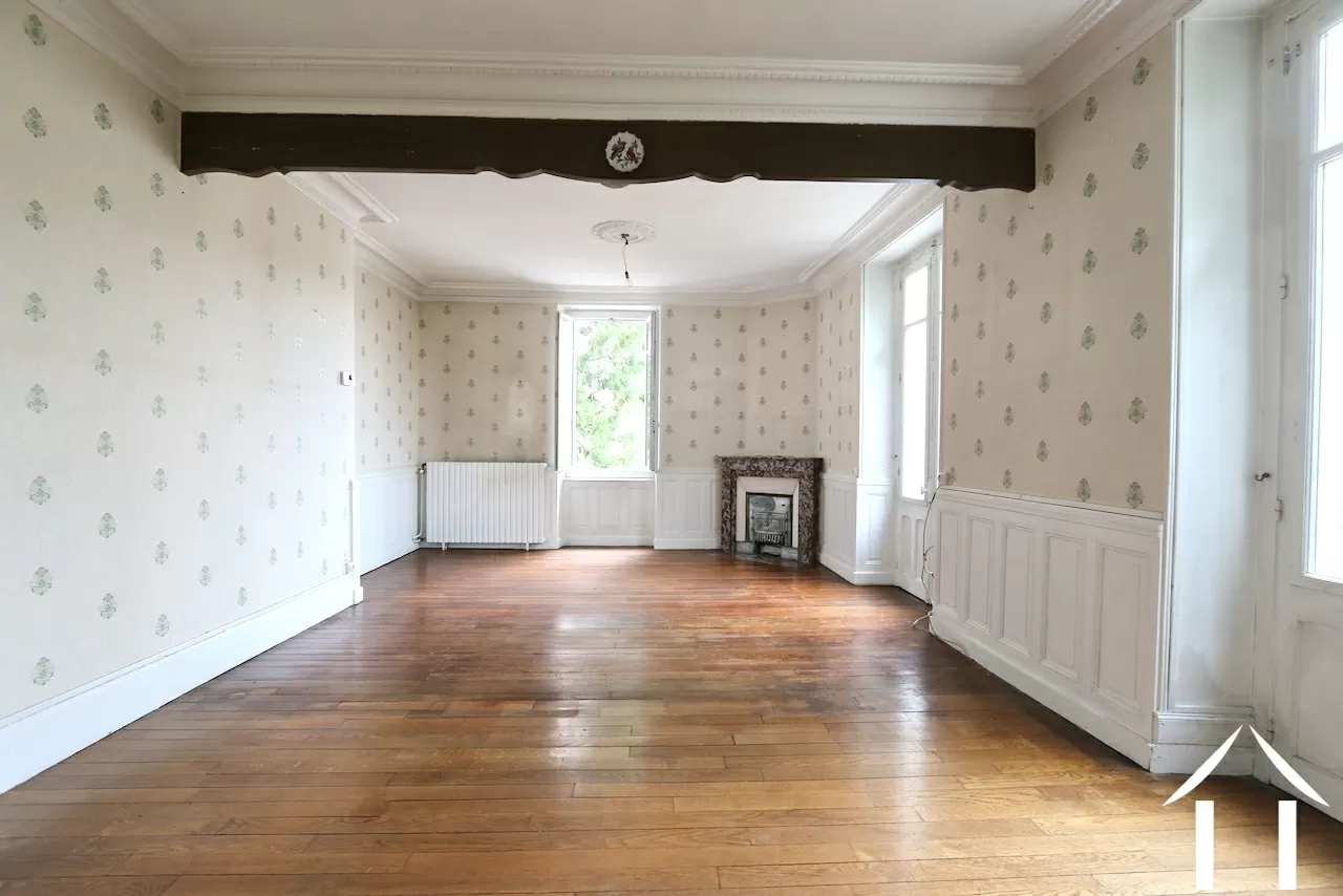 Großes Wohnzimmer mit Balkon