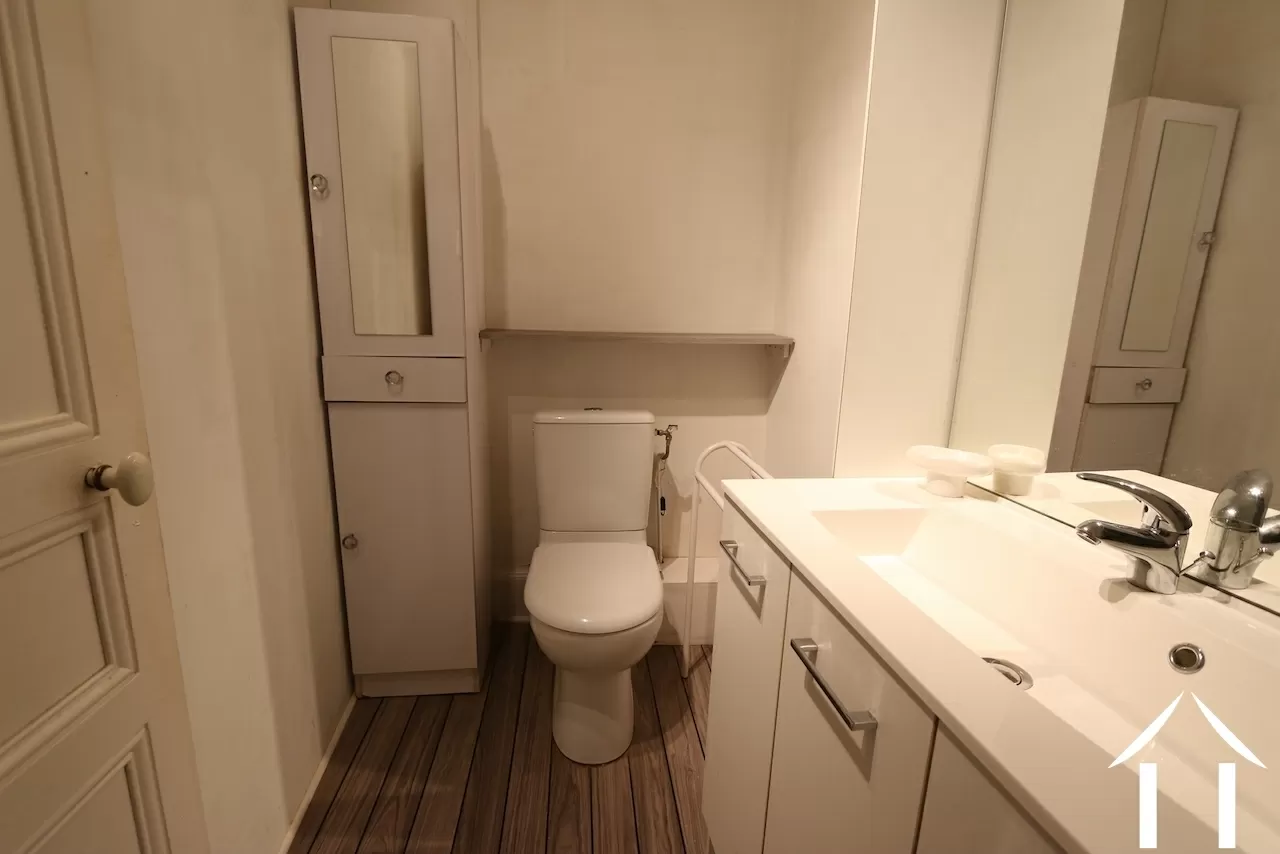 Obenliegendes WC und Waschbecken