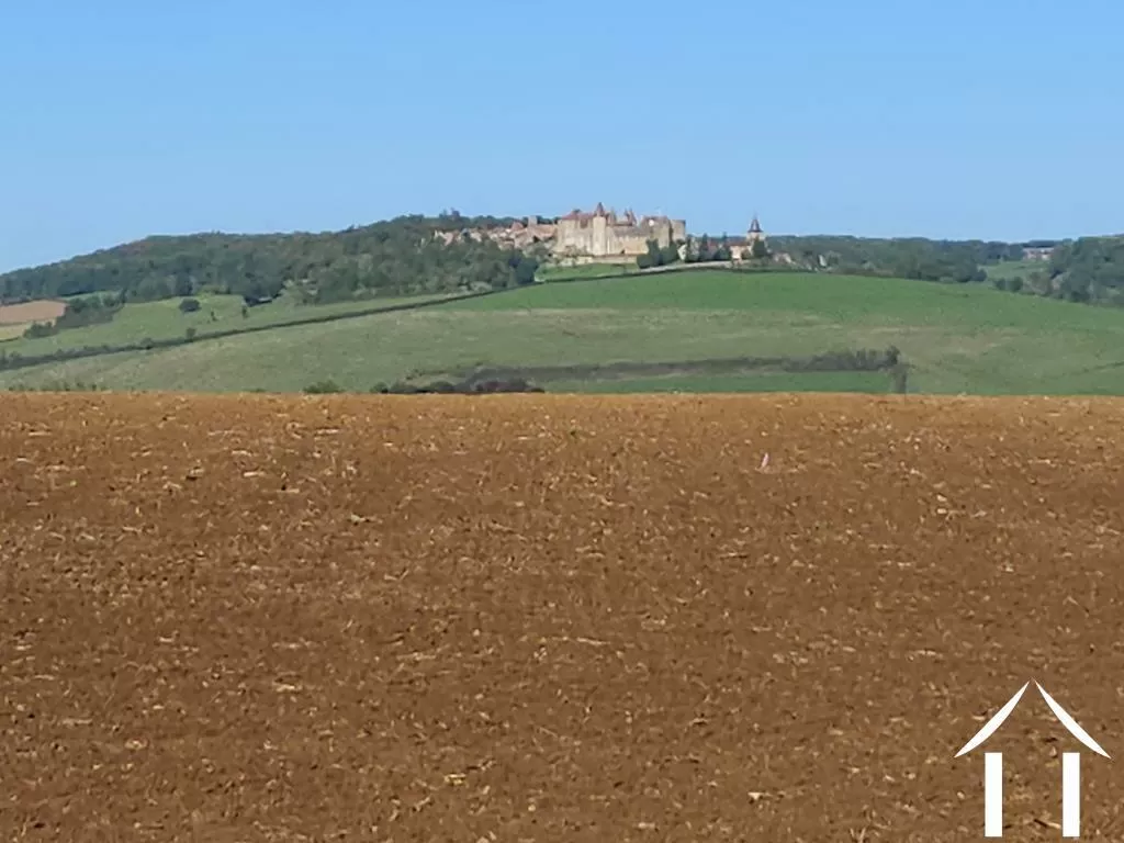 Blick vom Garten auf das mittelalterliche Dorf Château von Châteauneuf en Auxois