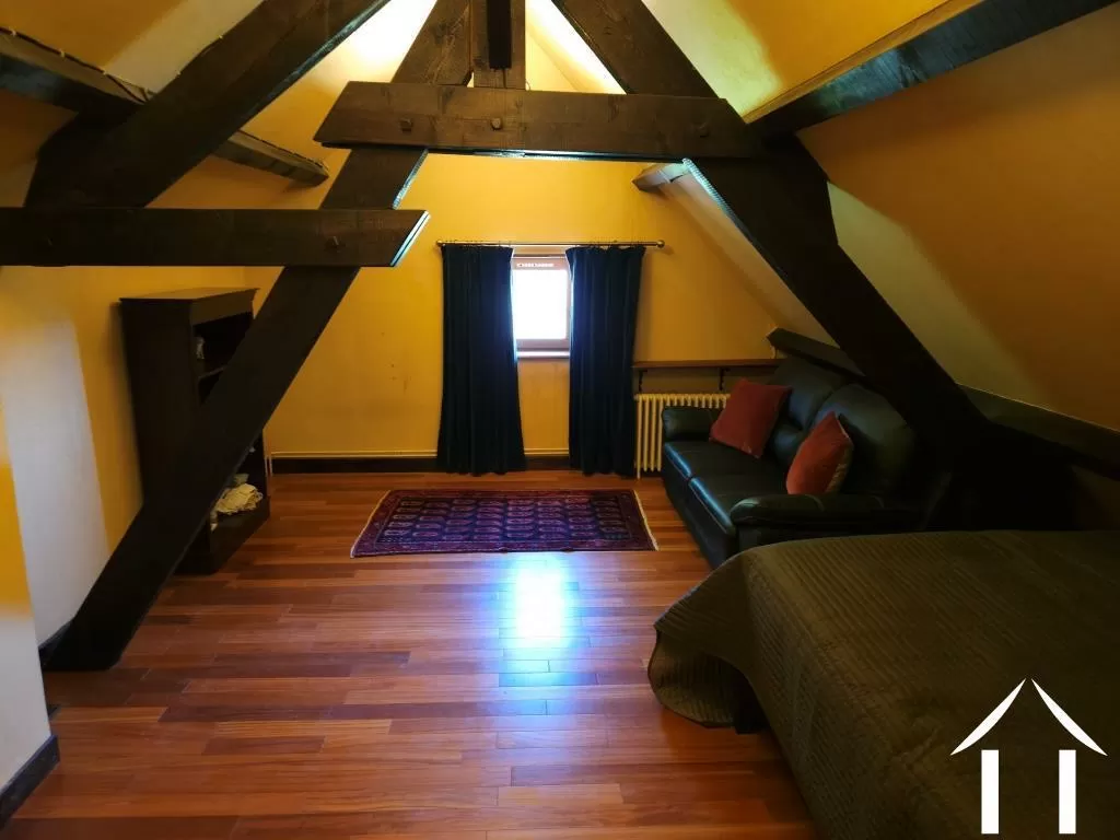 Schlafzimmer mit freiliegenden Balken