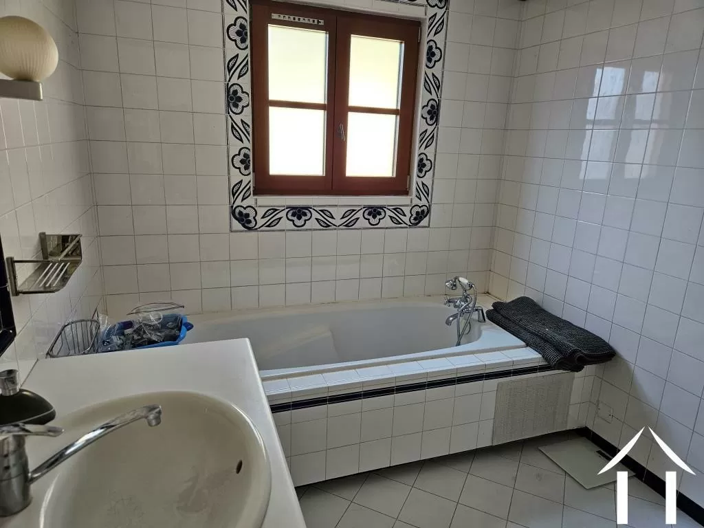 Bathroom with shower and wash basin