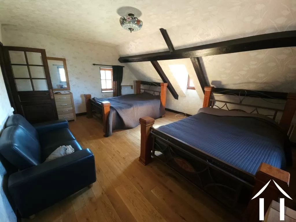 Hauptschlafzimmer mit freiliegenden Balken