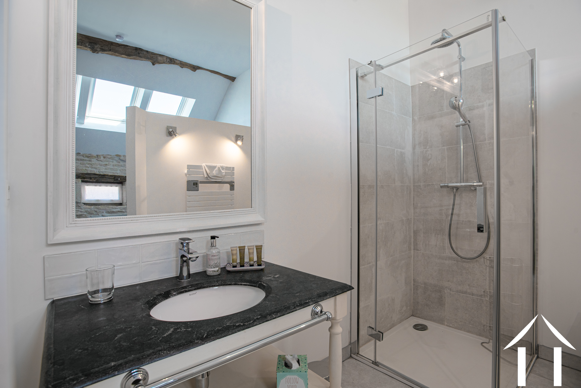 Schlafzimmer 1 mit eigenem Duschbad und Toilette