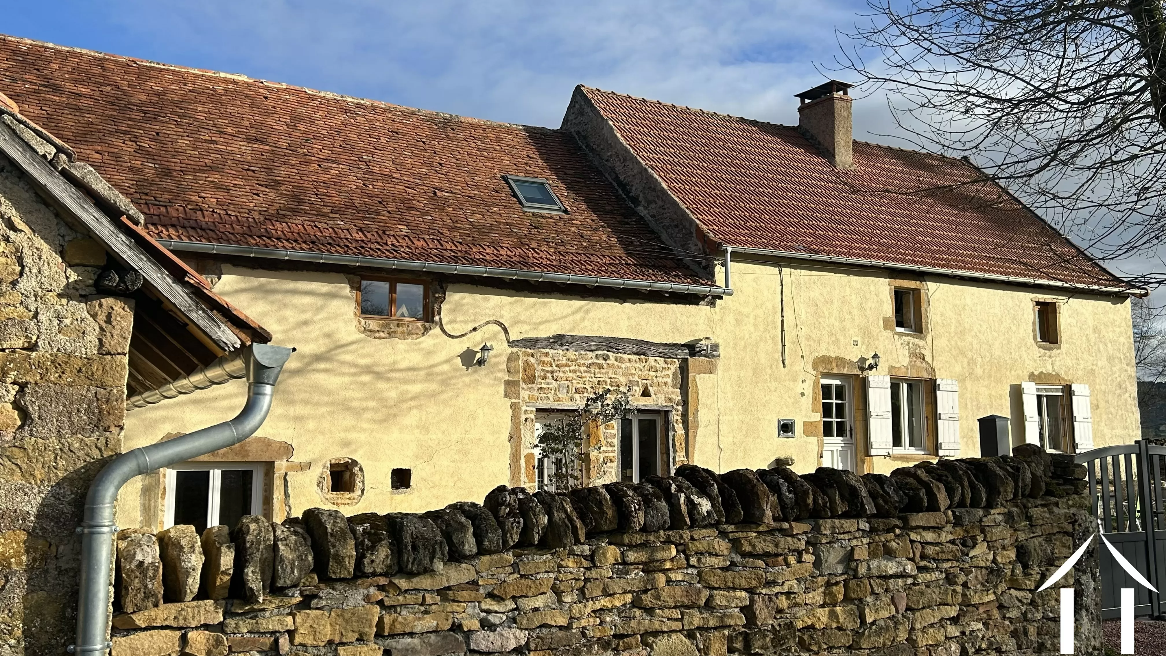 Charakteristische Farm mit Gästeunterkünften und Schwimmbad