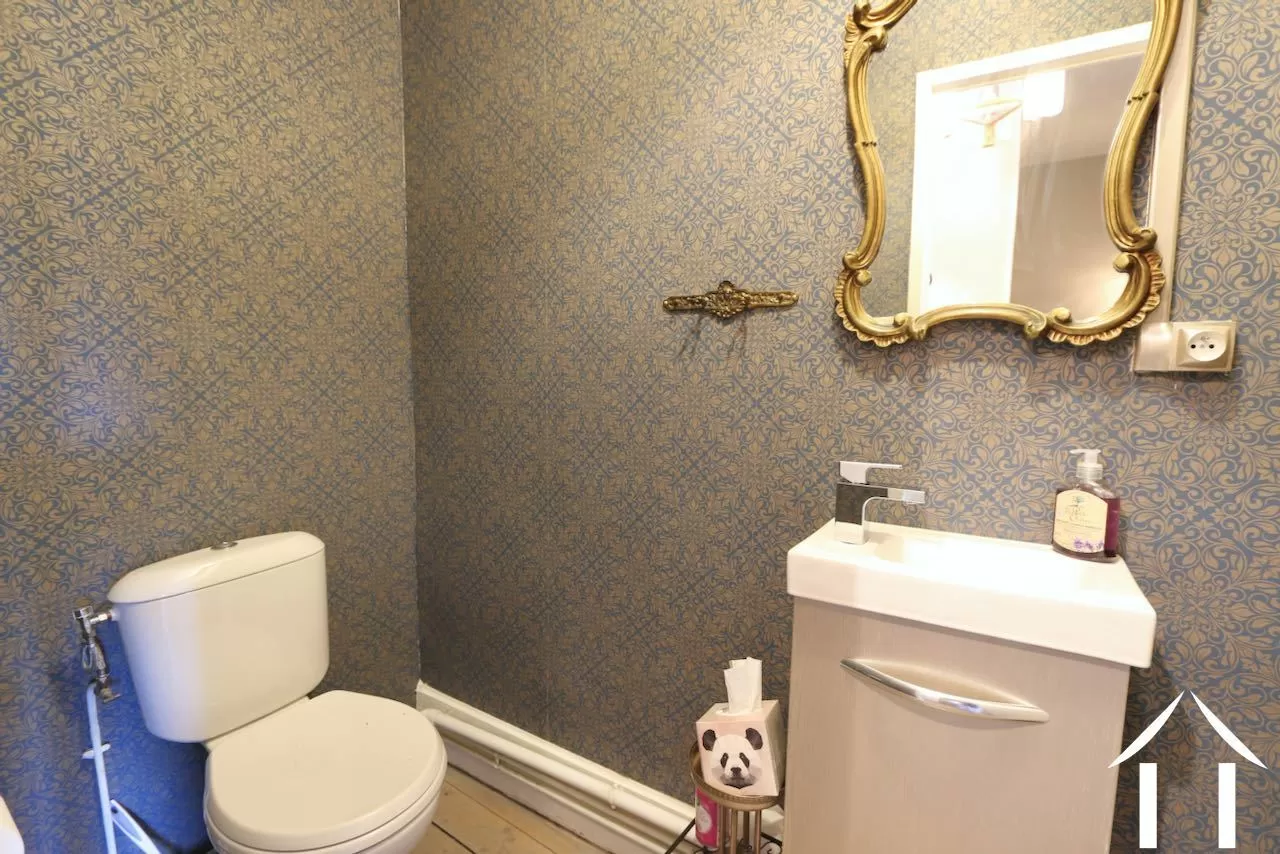 Toilette mit Waschbecken