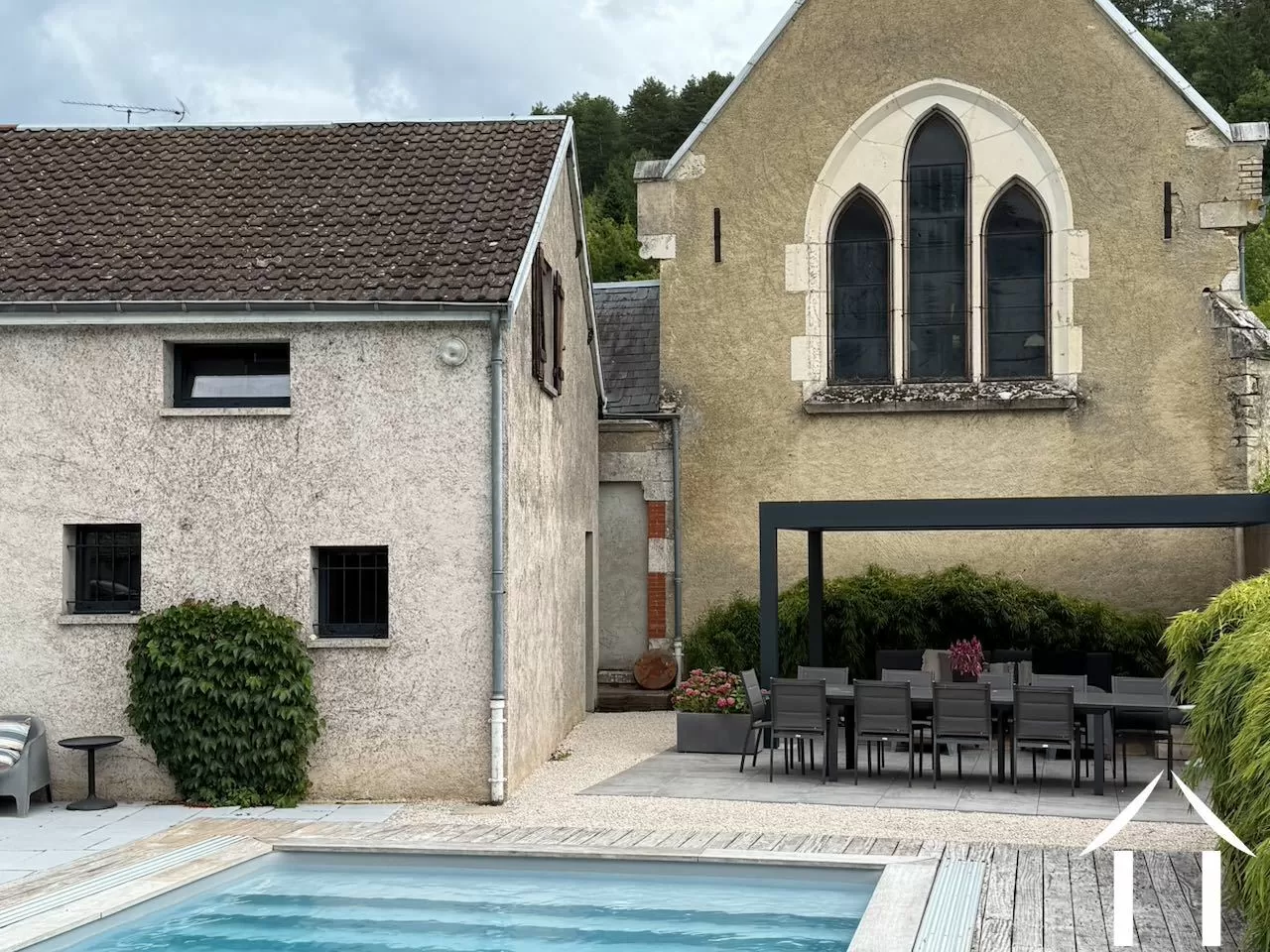 Pavillon vor alter Kapelle