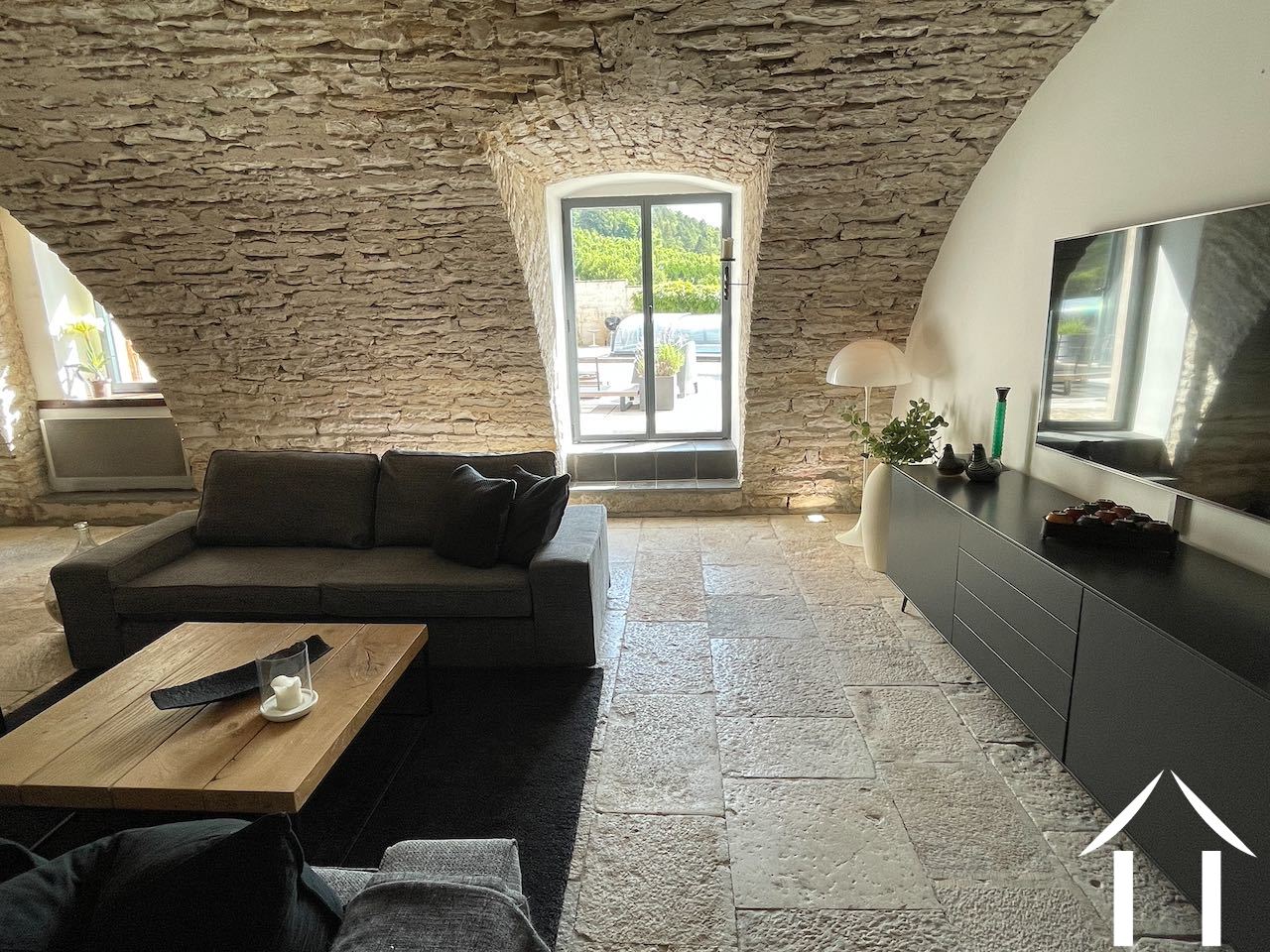 Wohnzimmer mit Glastüren zum Innenhof