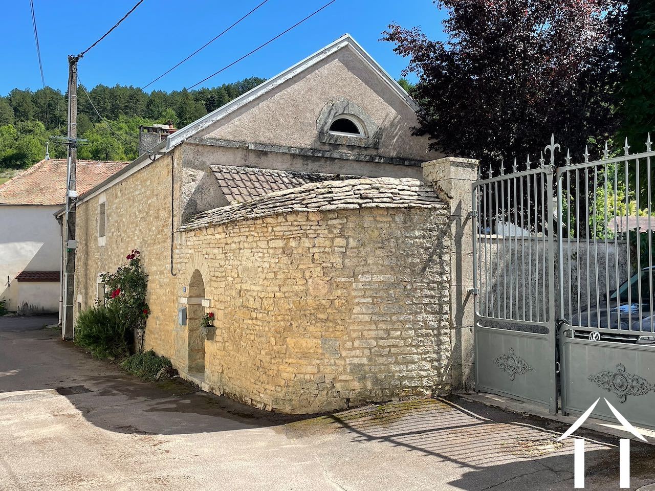 Straßenseitige Fassade mit Tor