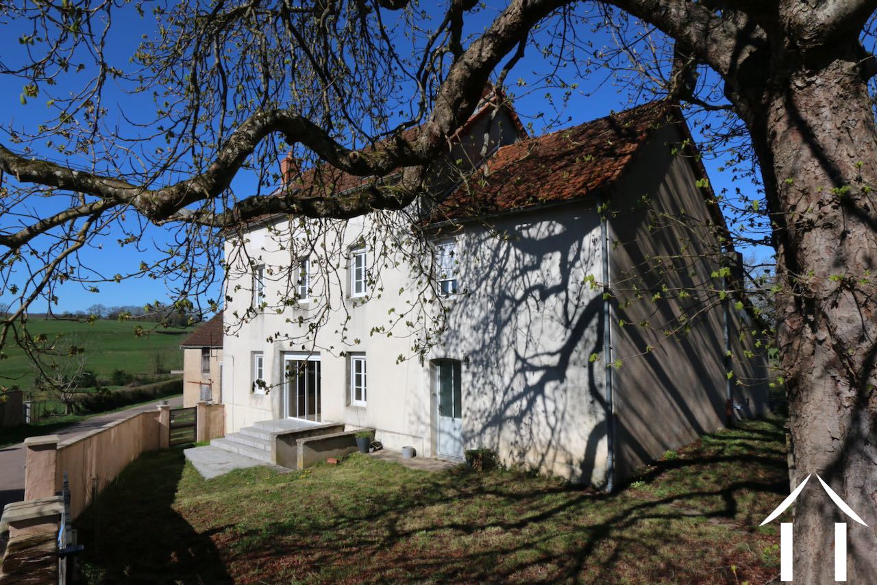 Hoher Haus mit Scheunen und Garten