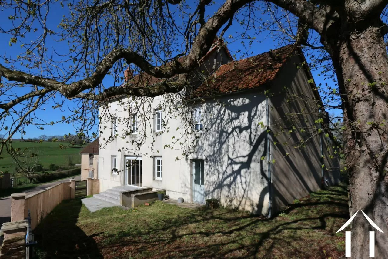 Hoher Haus mit Scheunen und Garten