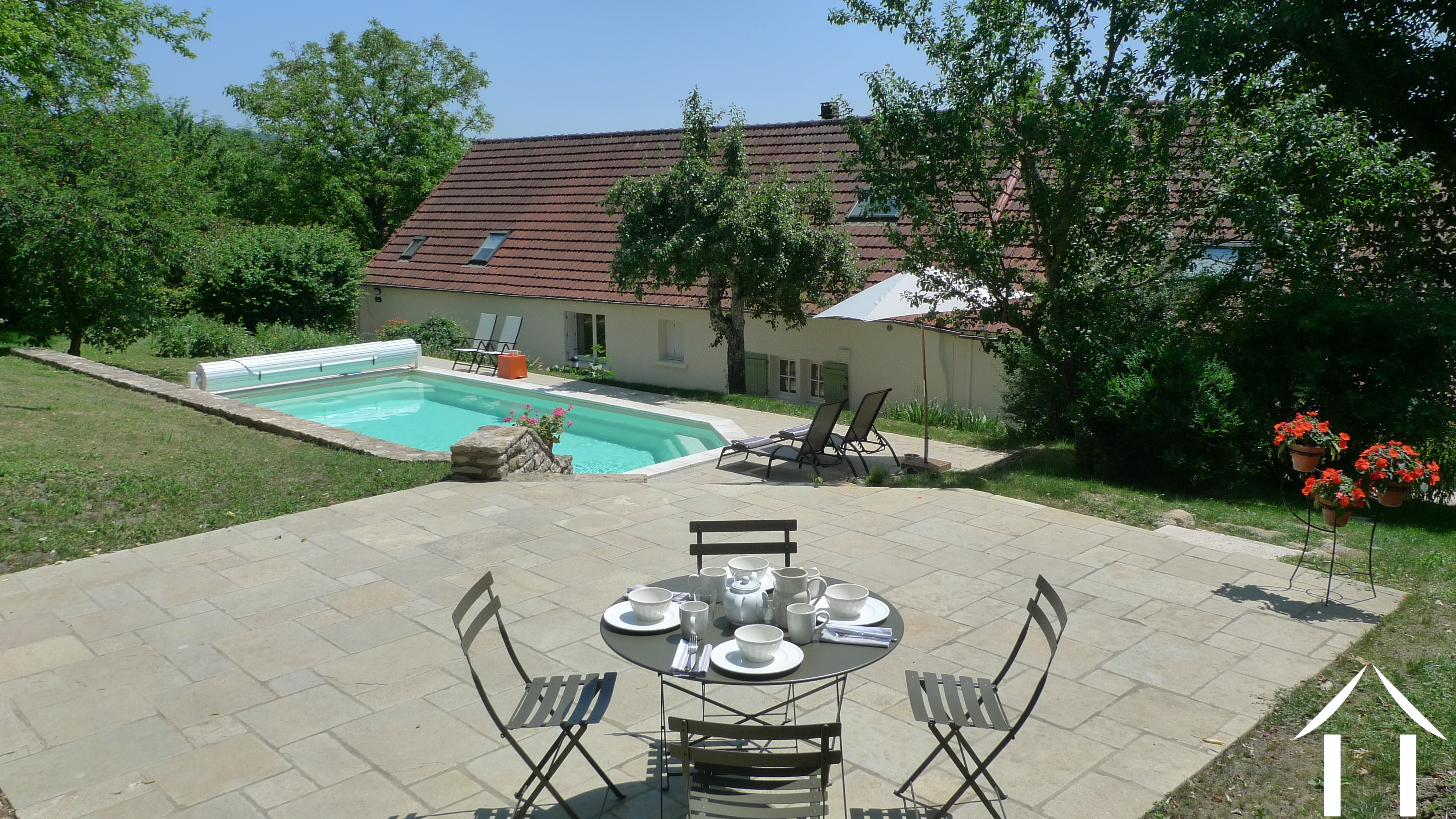 Großer Garten mit Pool