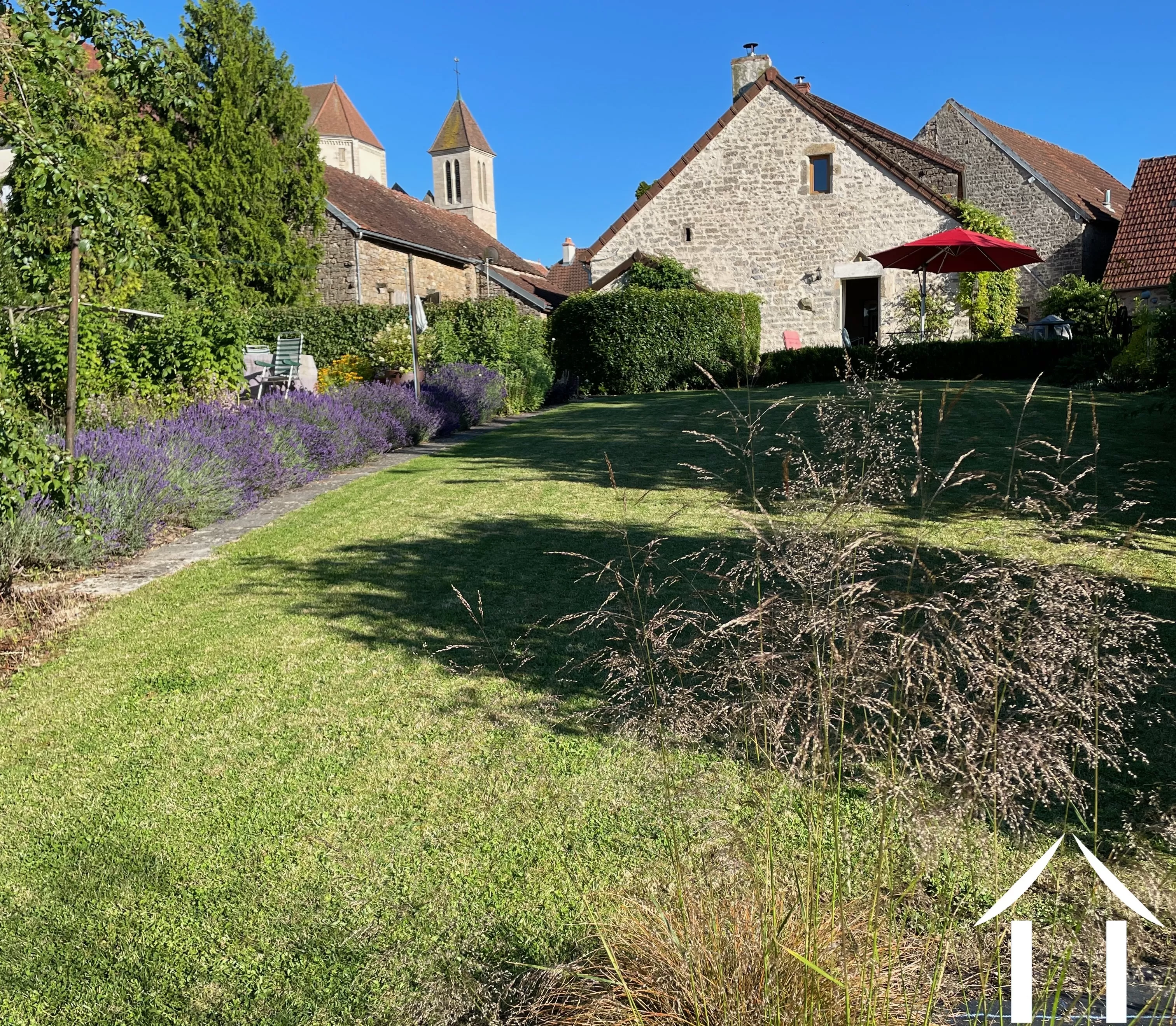 Sommerfarbe mit Blick zur Kirche