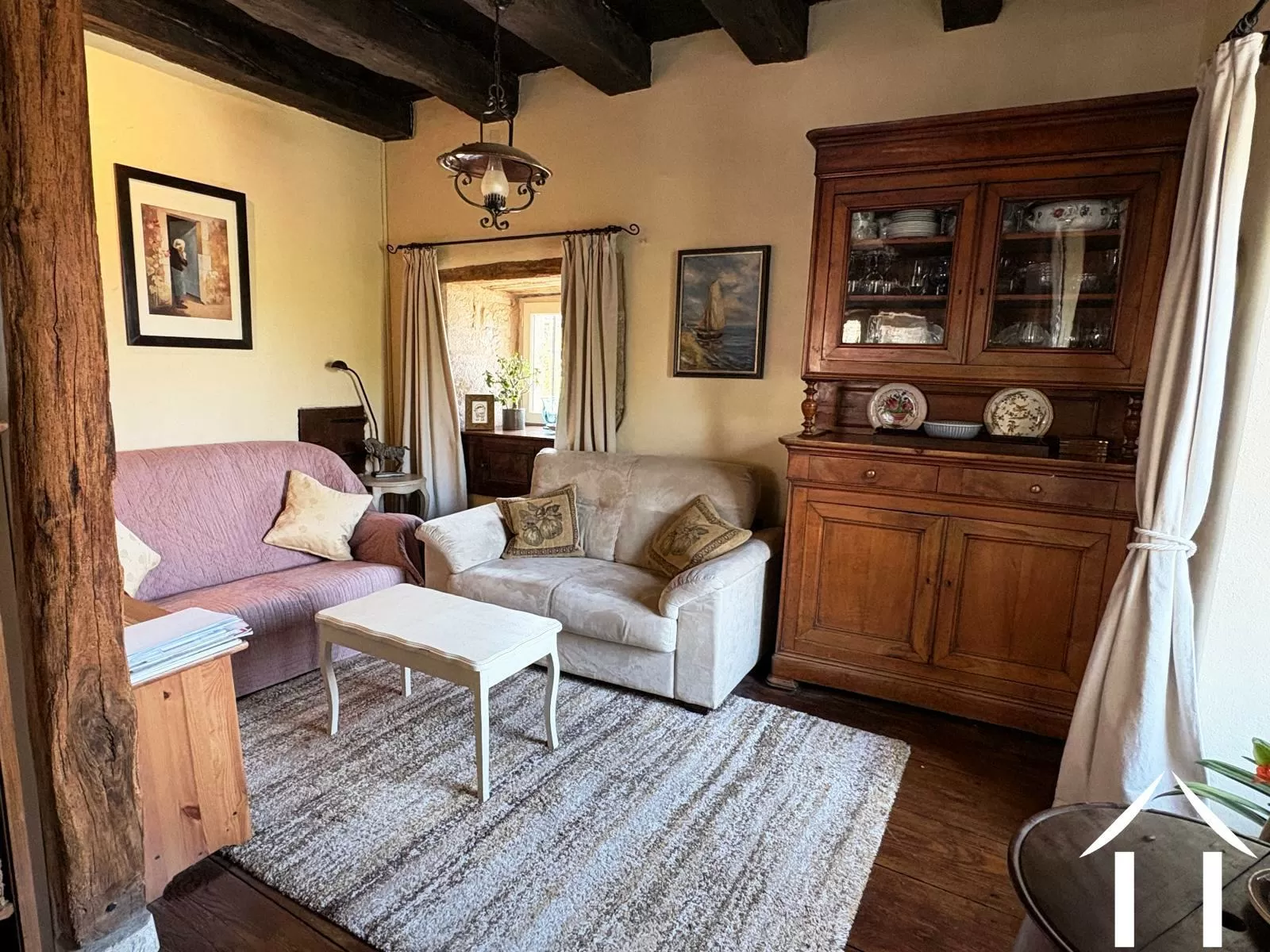 Gemütliches Wohnzimmer mit Zugang zum Garten