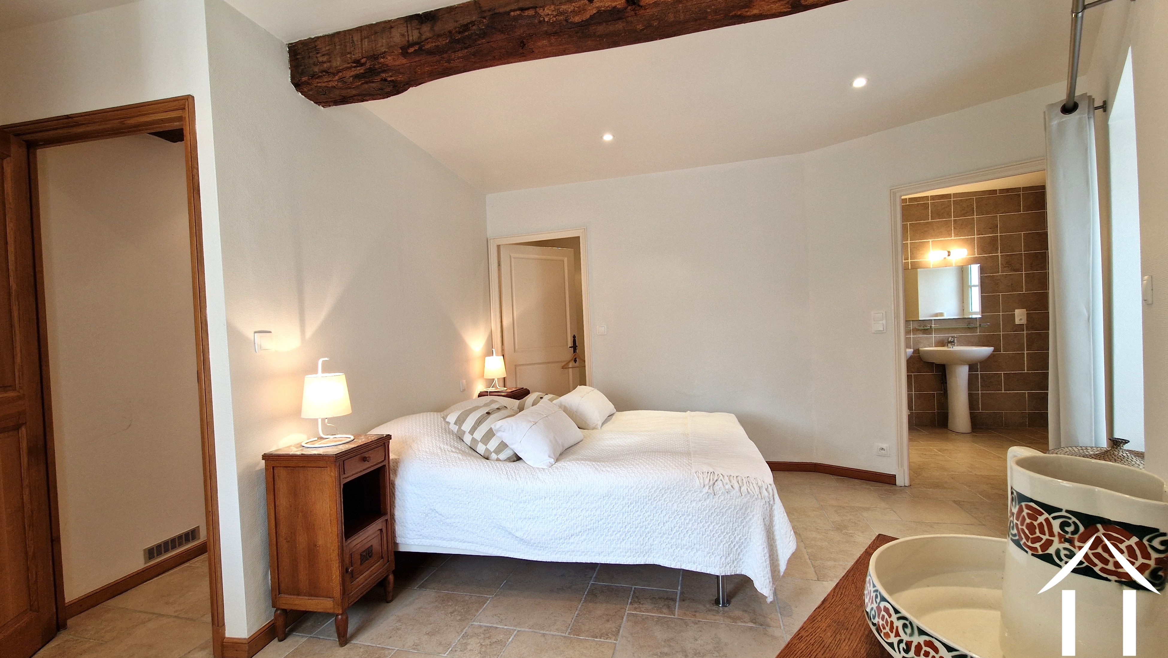 Schlafzimmer mit angrenzendem Bad und begehbarem Kleiderschrank