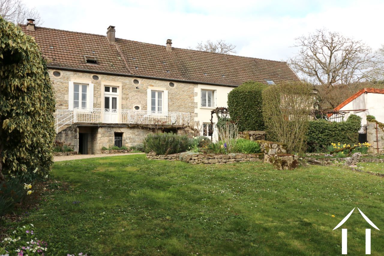 Vorgarten mit Familienhaus