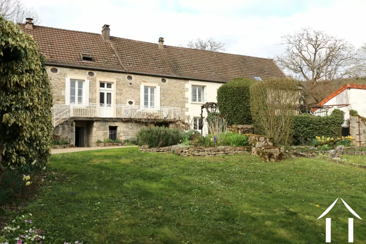 Vorgarten mit Familienhaus