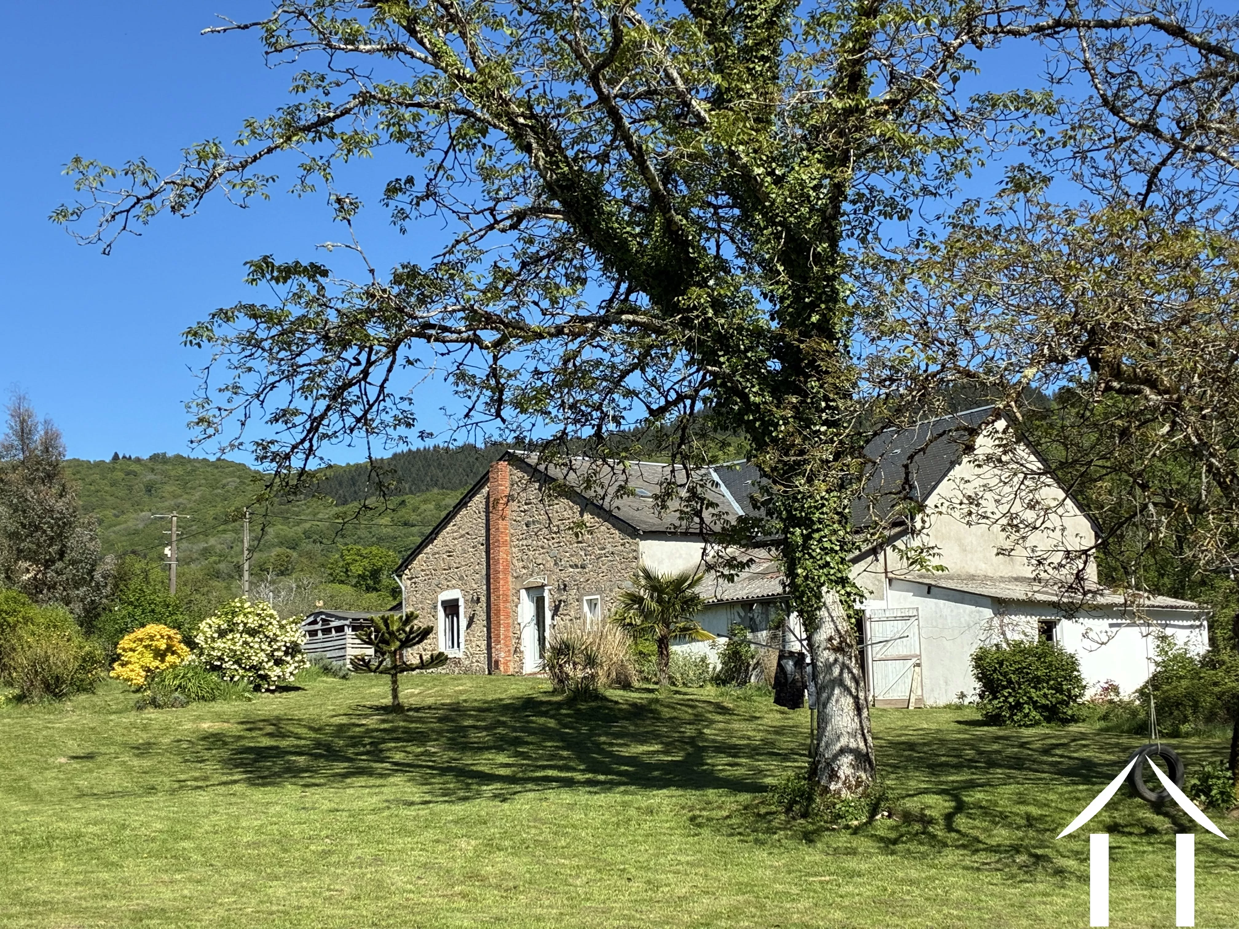 Ideale gelegene renovierte Farm im Naturpark Morvan