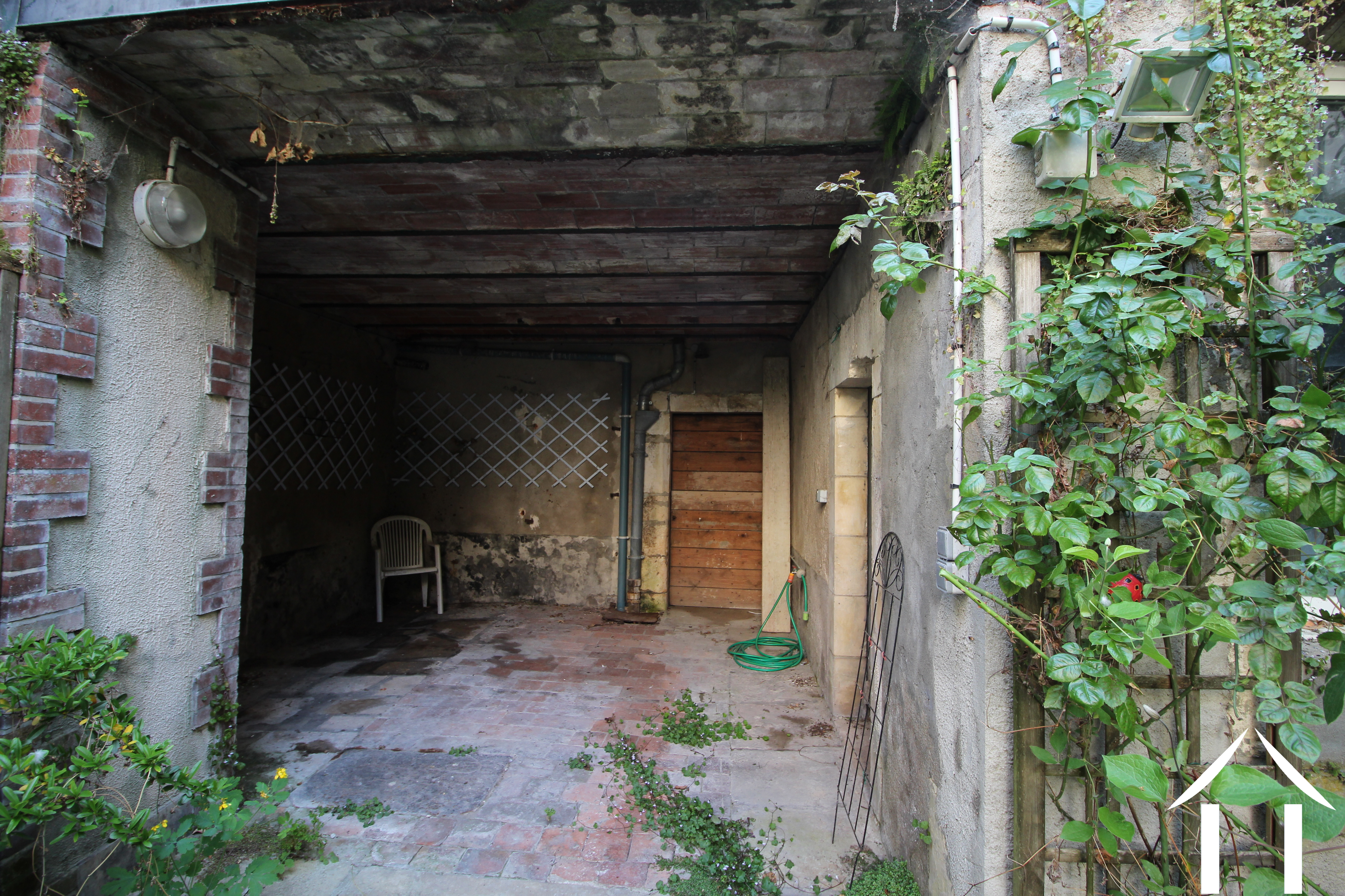 Entrance atelier & cellar