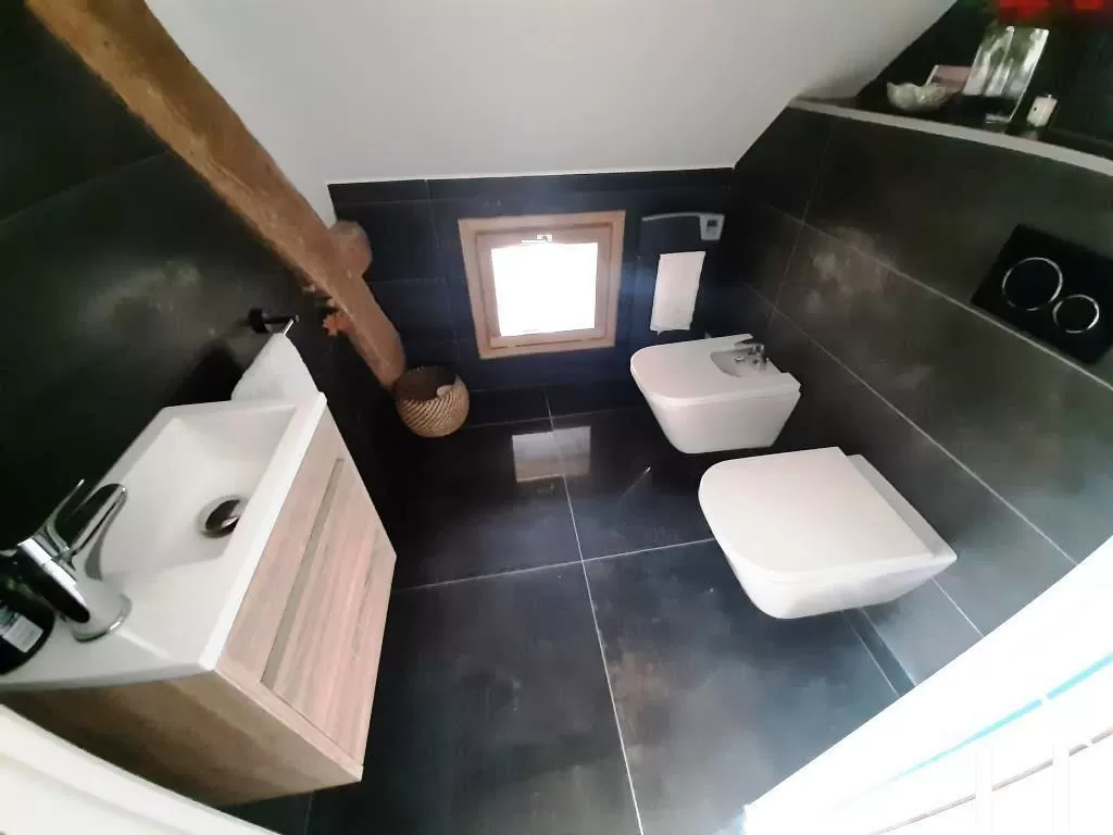 Master-Suite-Toilette, Bidet und Waschbecken