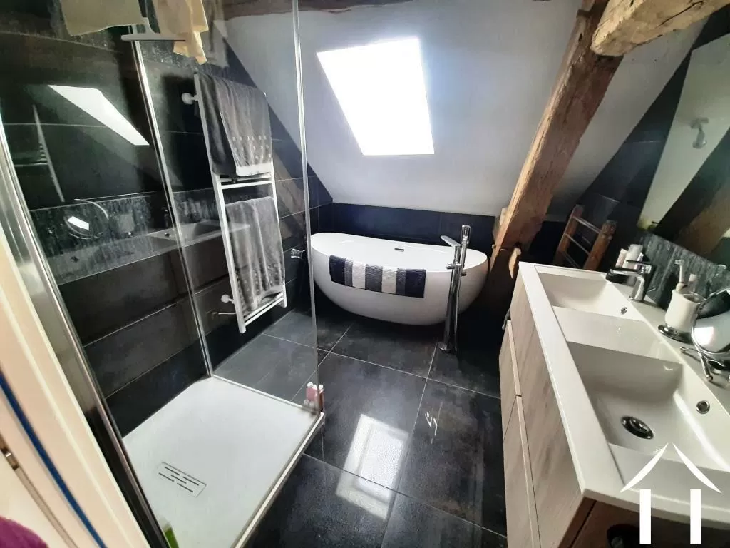 Badezimmer mit Badewanne, Dusche und Doppelwaschbecken