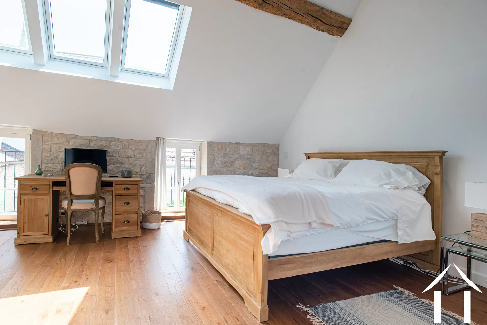 Hauptschlafzimmer mit Holzböden