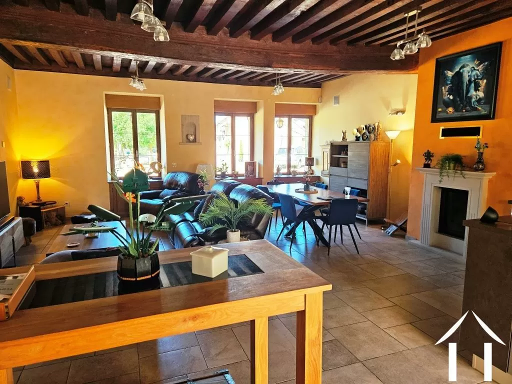 Geräumiges Wohnzimmer