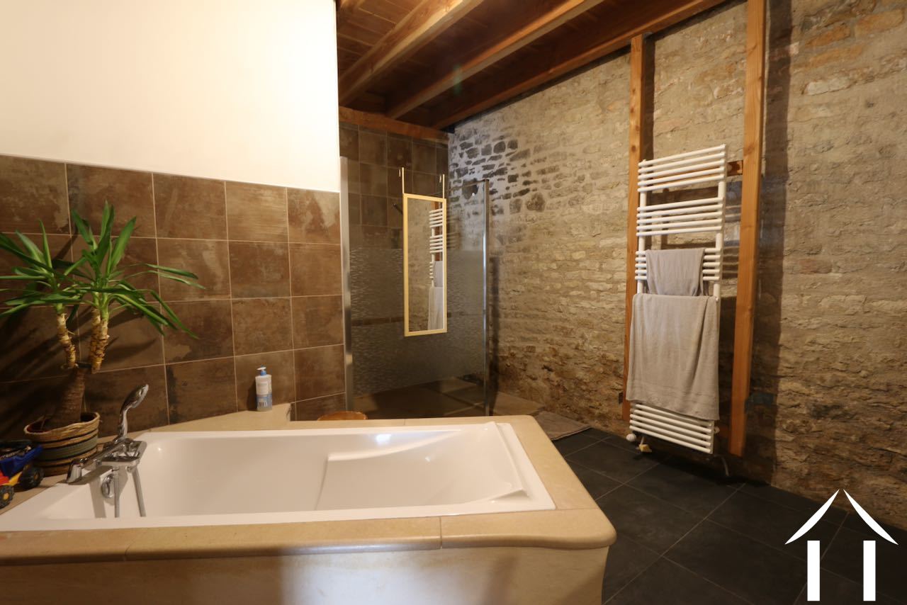 Badezimmer mit Badewanne und Dusche