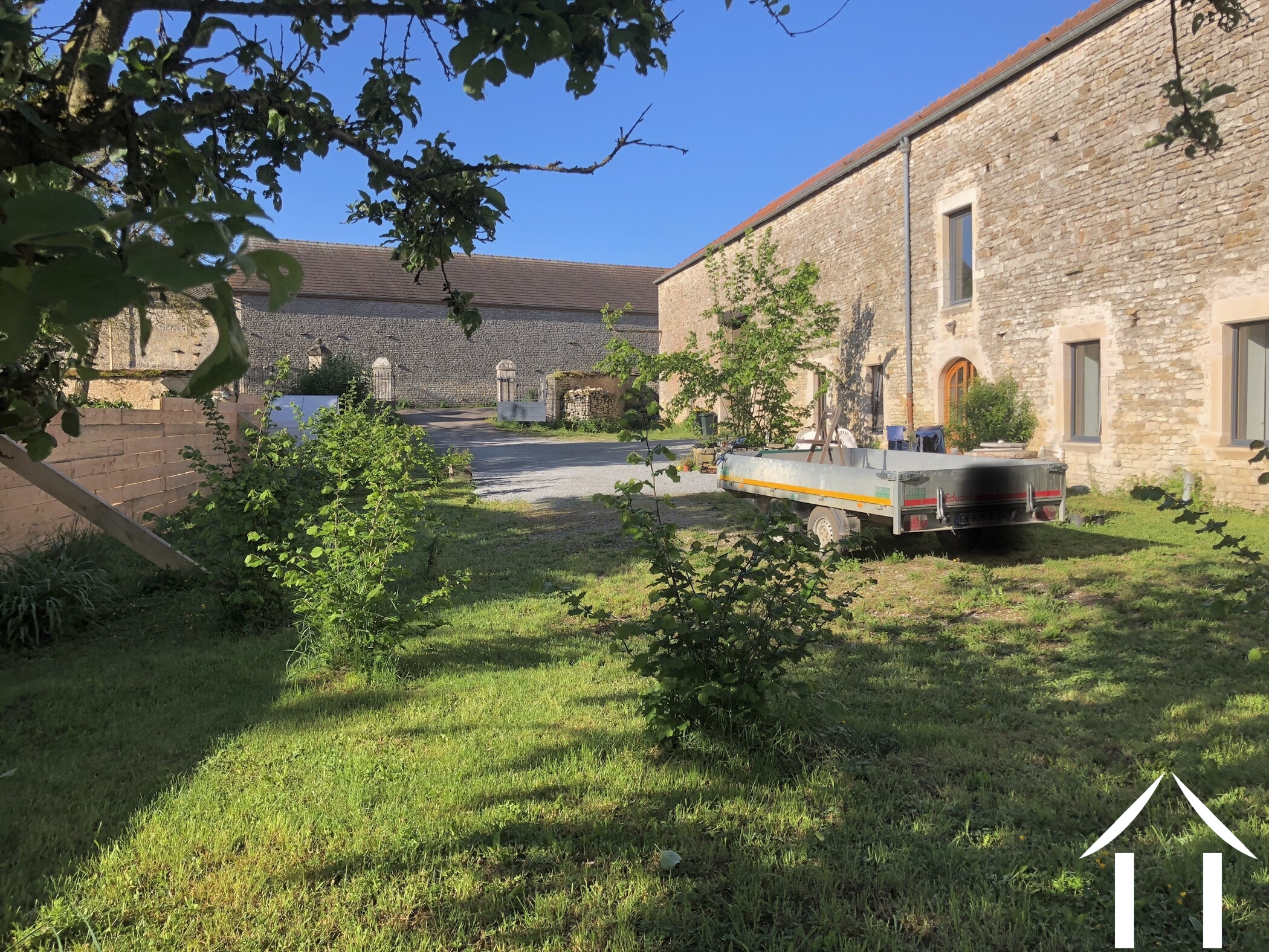Langhouse mit Wohnhaus, Stall und Scheunen