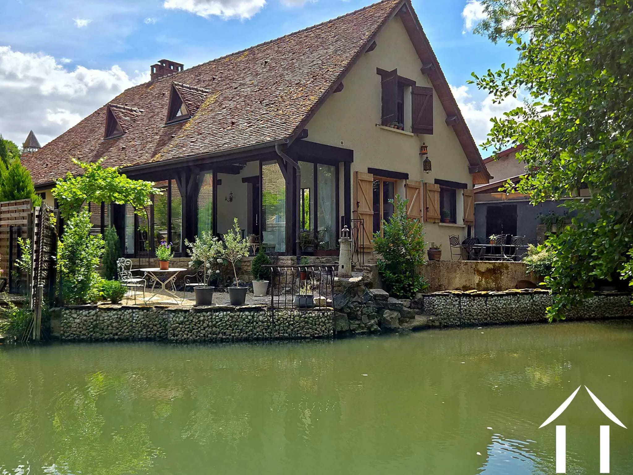 Charing Riverside House in der mittelalterlichen Stadt