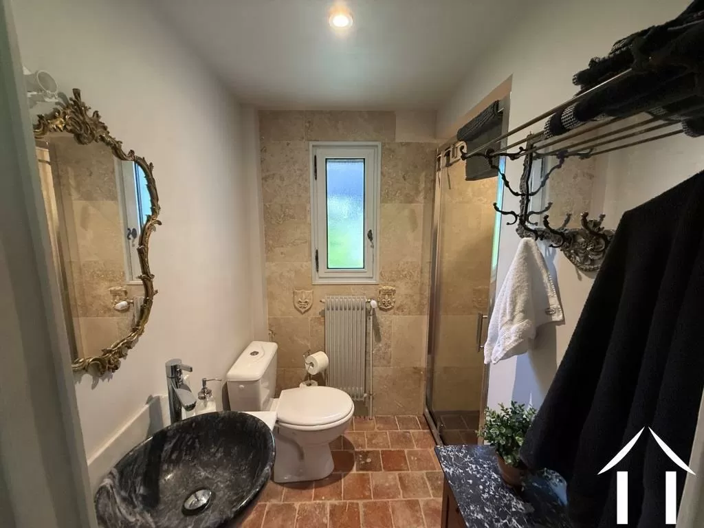 Erdgeschoss-Duschraum und Toilette