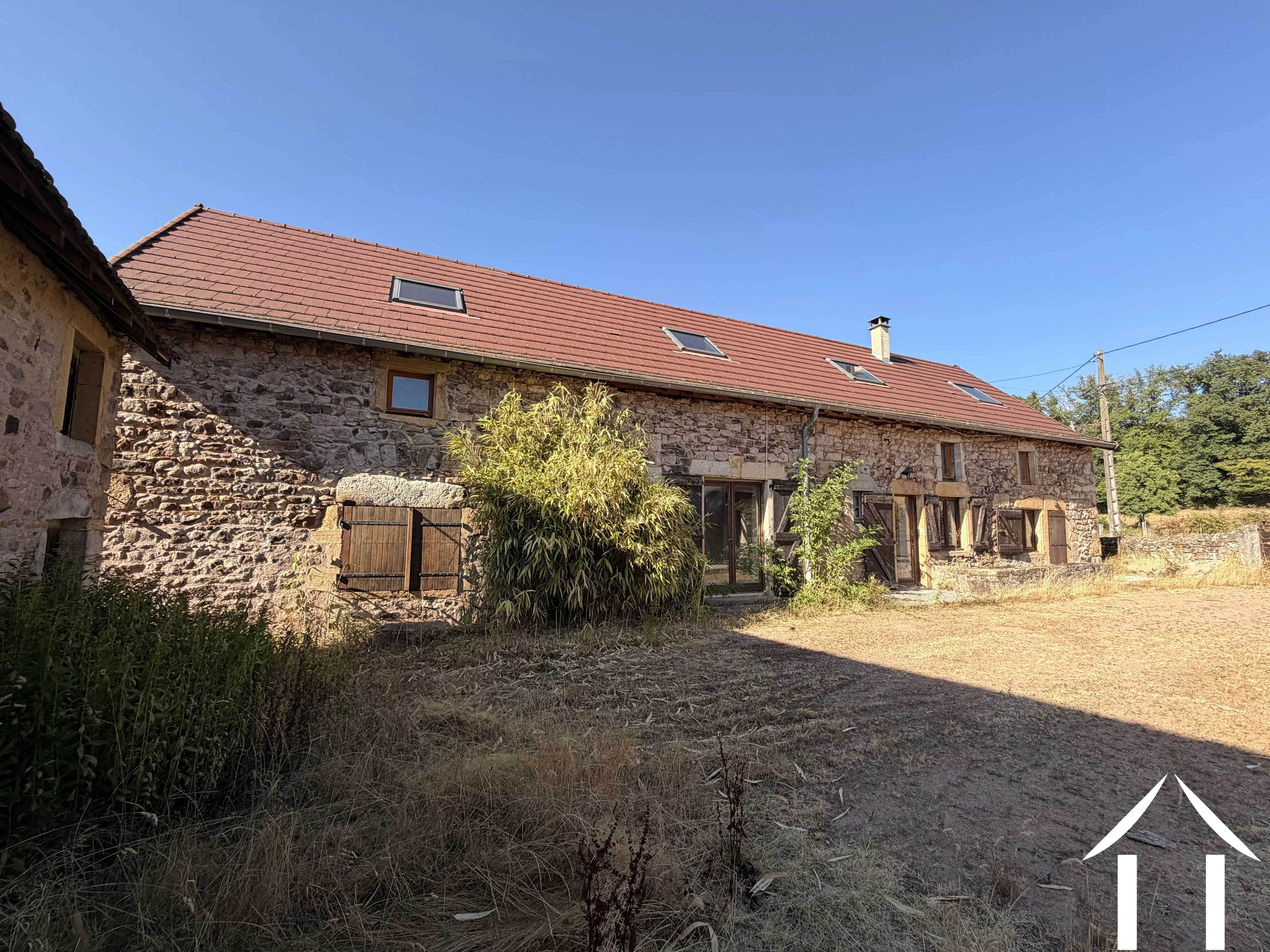 Wunderschön renovierter großer Bauernhof mit Scheune und Nebengebäude mit überdachter Terrasse. Umgeben von einer herrlichen Landschaft mit 9500 m² Grundstück im Brionnais