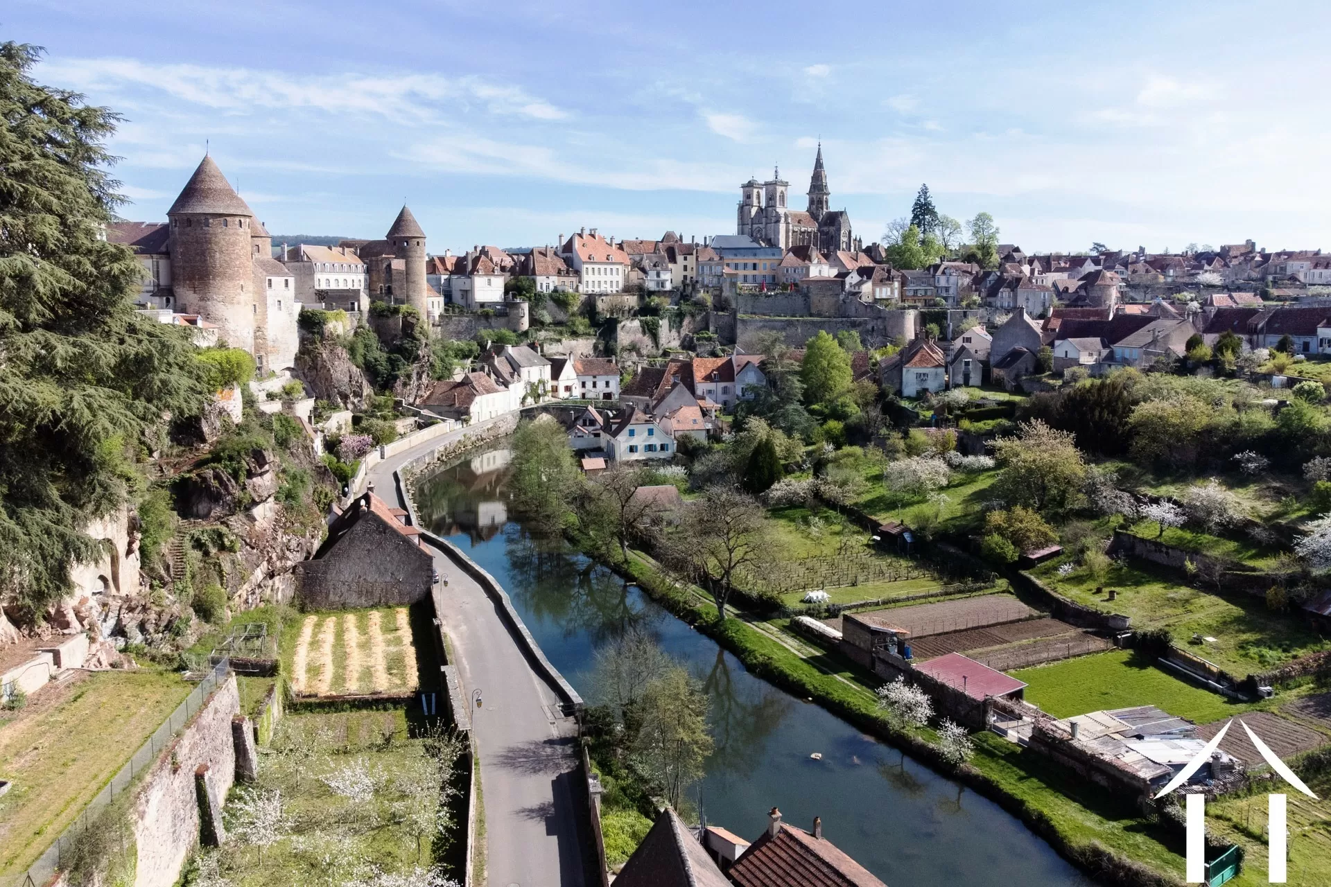 Blick auf die Stadt Semur en Auxois