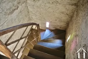 Die Treppe, die die Stockwerke bedient