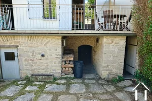Unter der Terrasse Zugang zum Keller (l.), zur Garage (Mitte), zum Abstellraum für Gartengeräte (r.)
